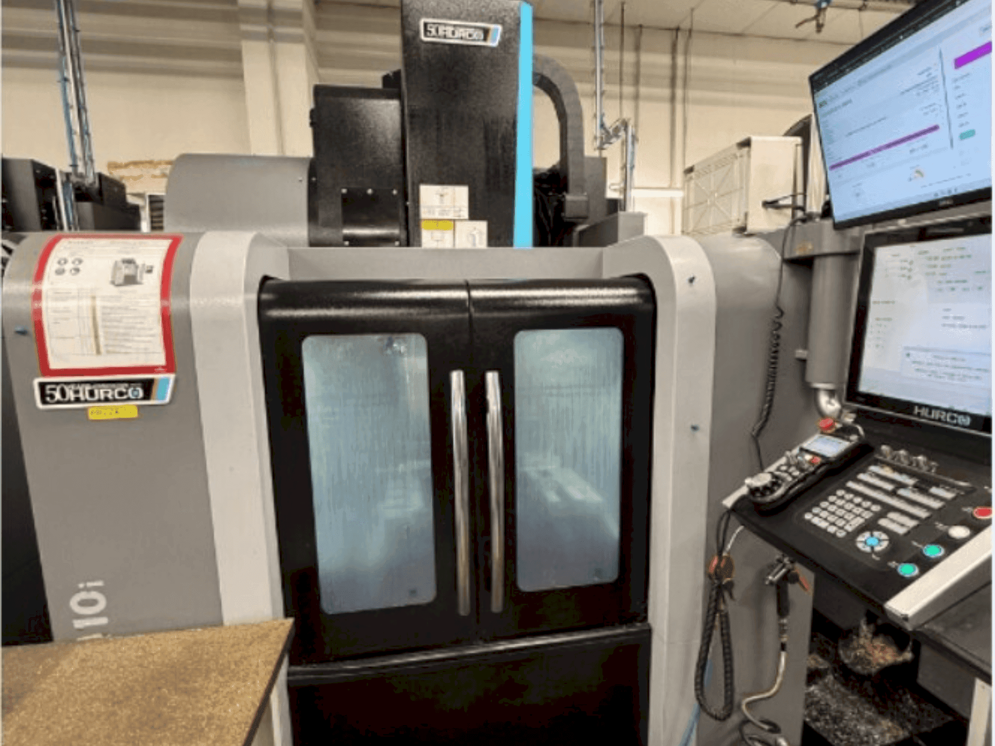 Čelní pohled na Hurco VM10i stroj