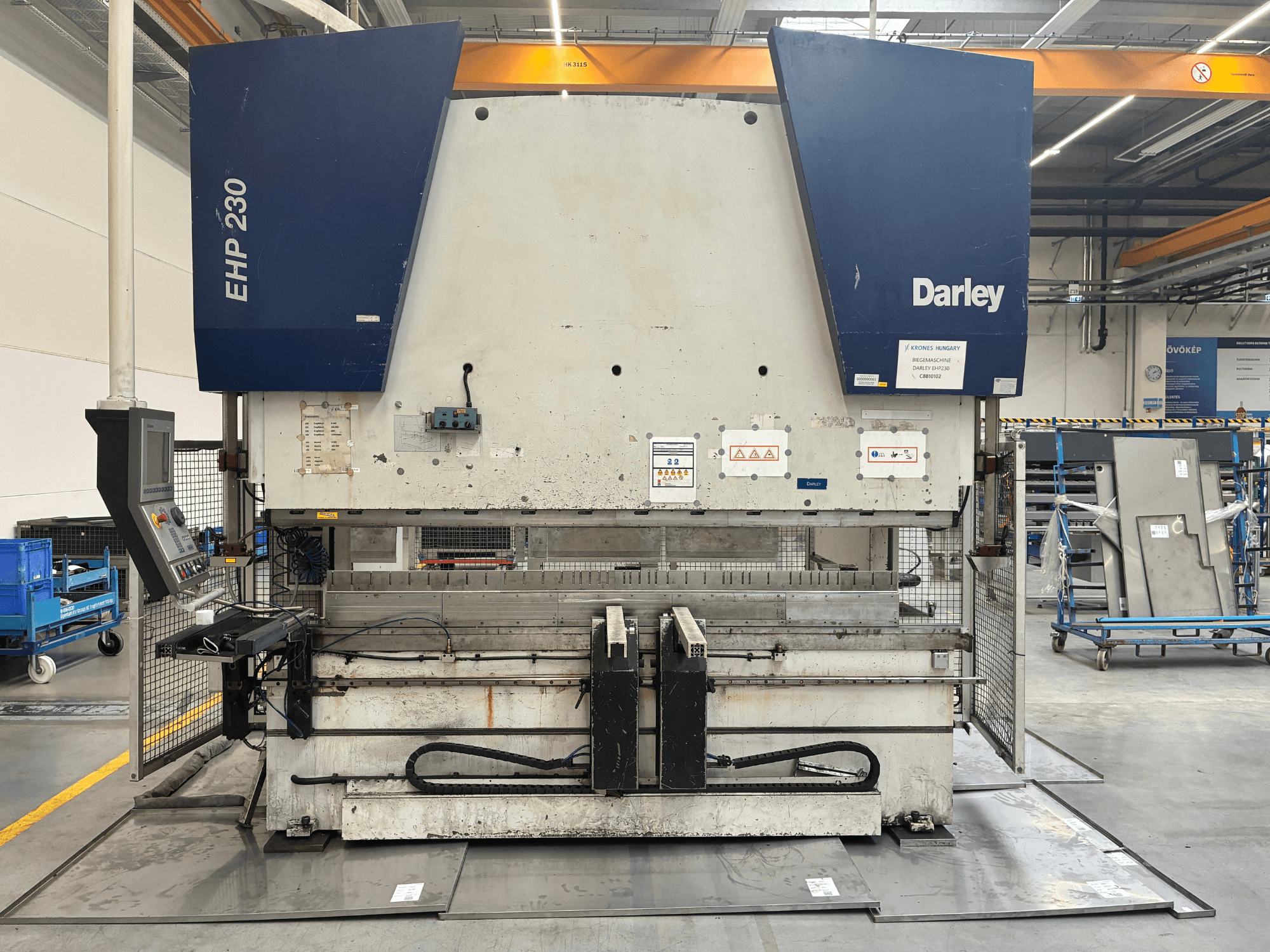 Hydraulický lis Darley EHP-LS 230.31/25 v čelním pohledu, s ovládacím panelem a bezpečnostními štítky.