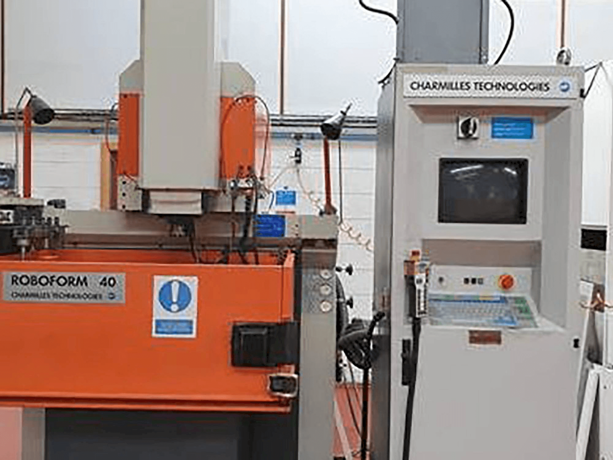 Čelní pohled na CHARMILLES Roboform 40 stroj