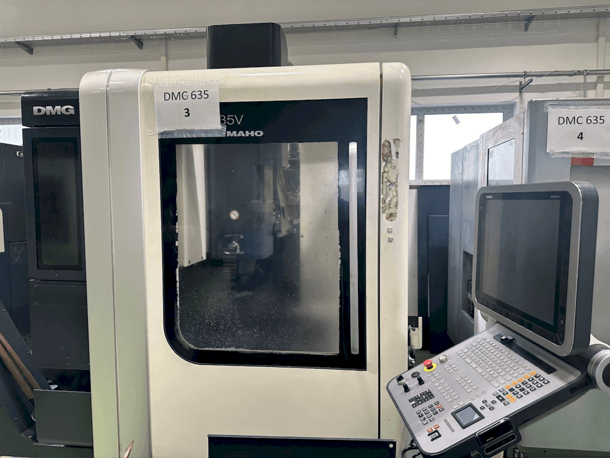 Čelní pohled na DECKEL MAHO DMC 635 V stroj