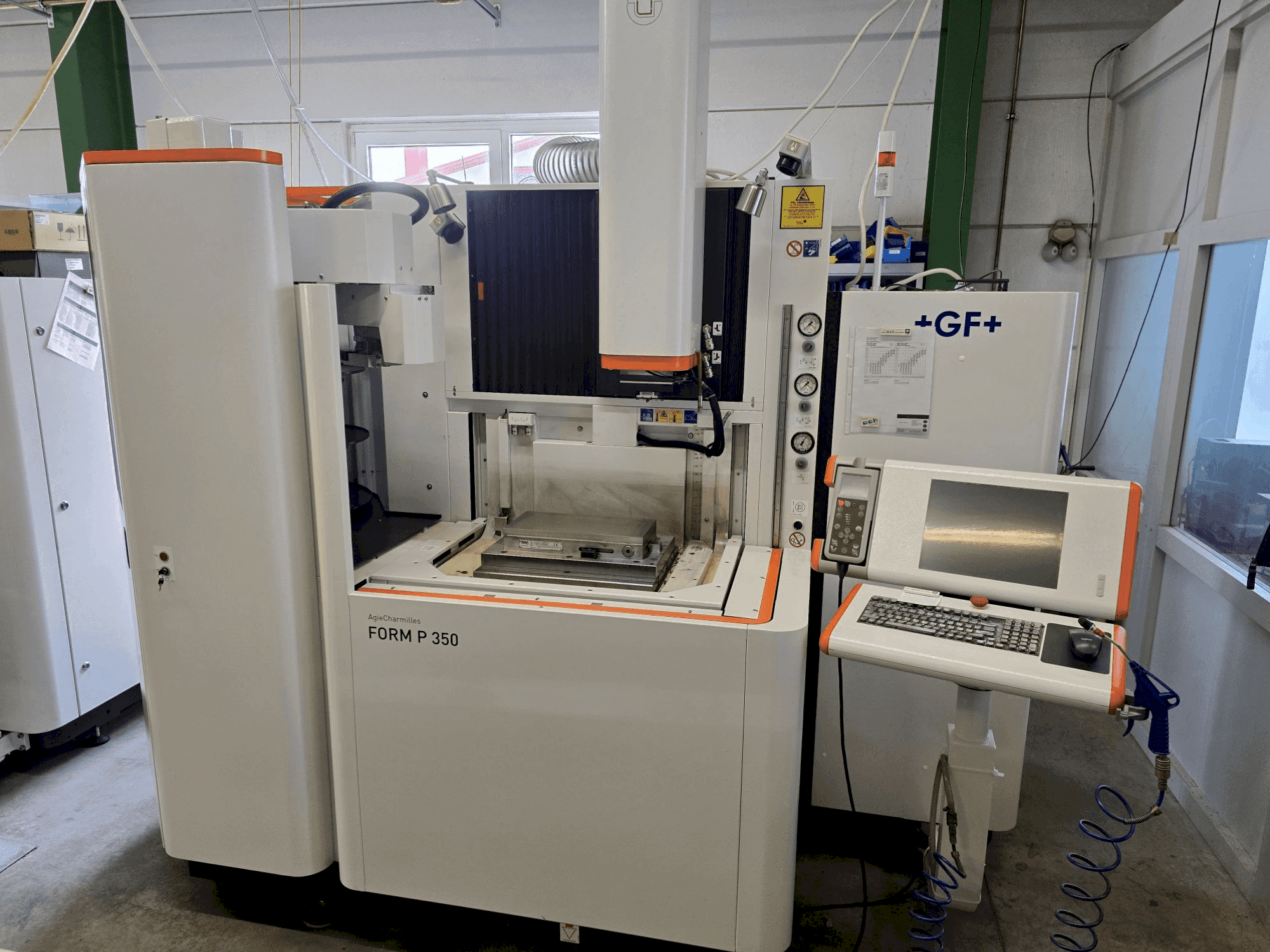 Čelní pohled na AgieCharmilles FORM P 350 stroj