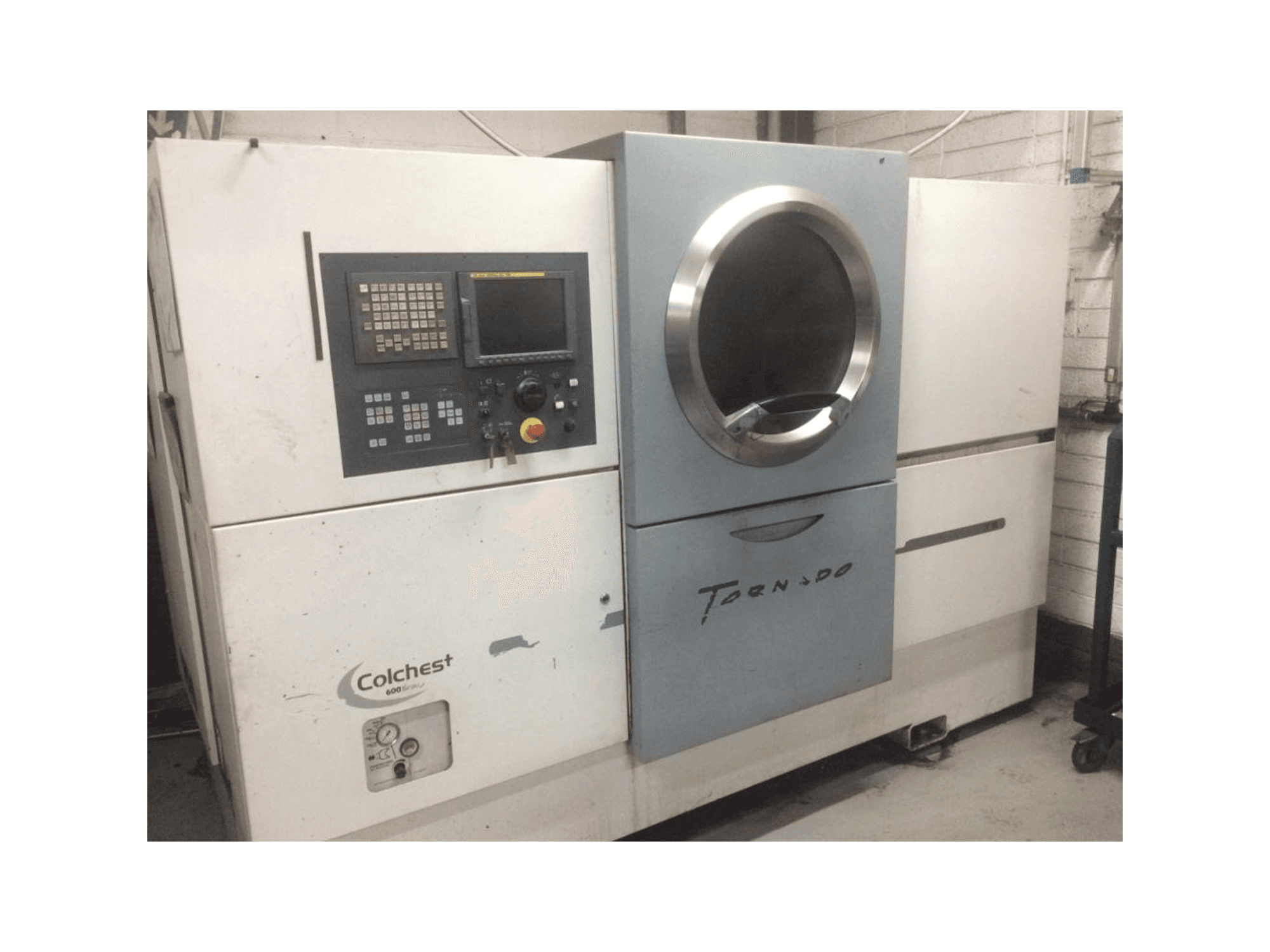 Čelní pohled na Colchester Tornado T8 stroj