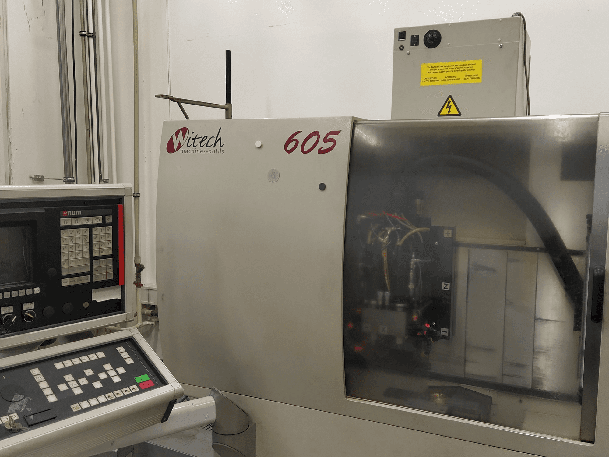 Čelní pohled na Witech 605 stroj