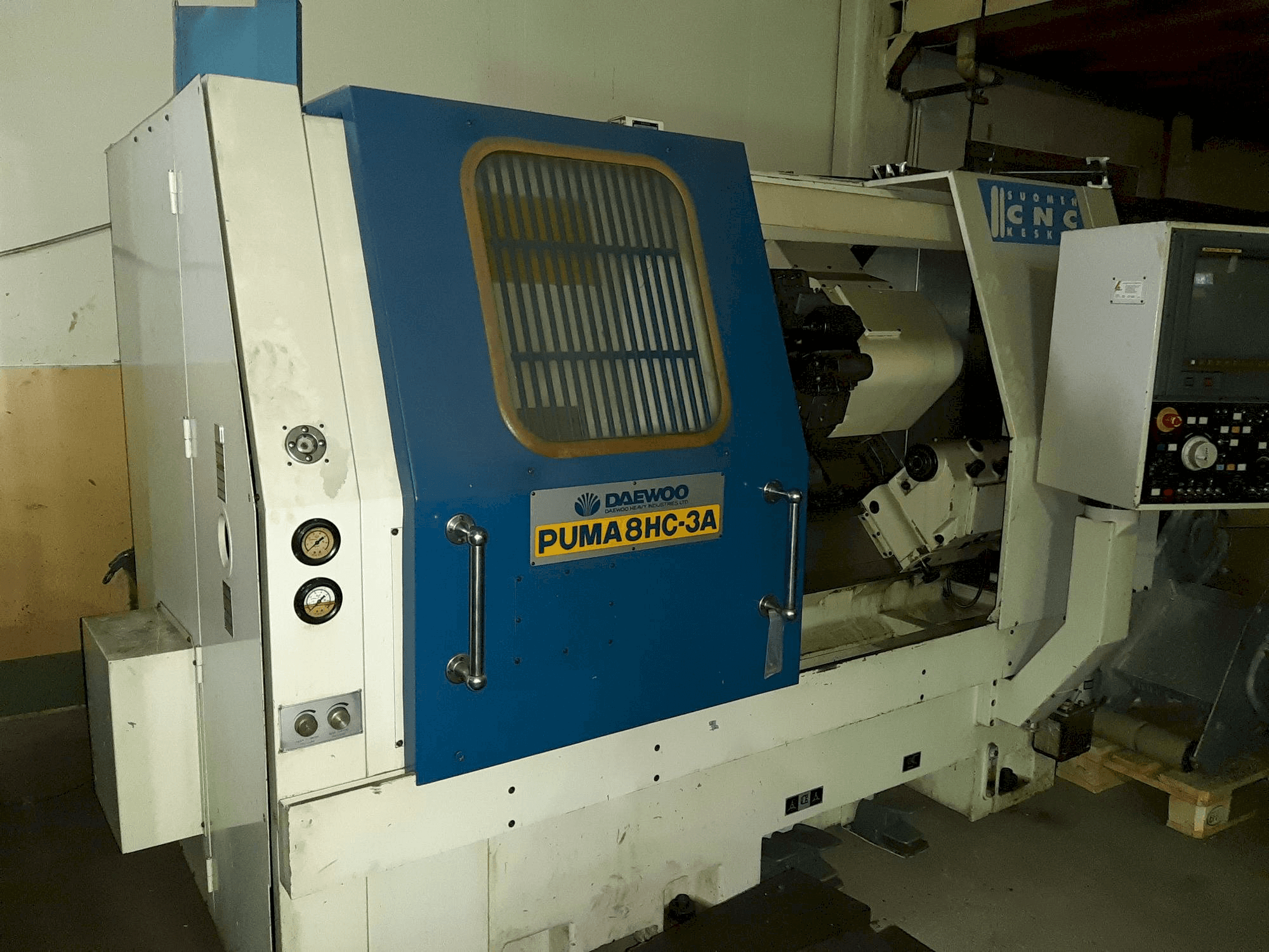 Čelní pohled na DAEWOO PUMA 8HC-3A stroj