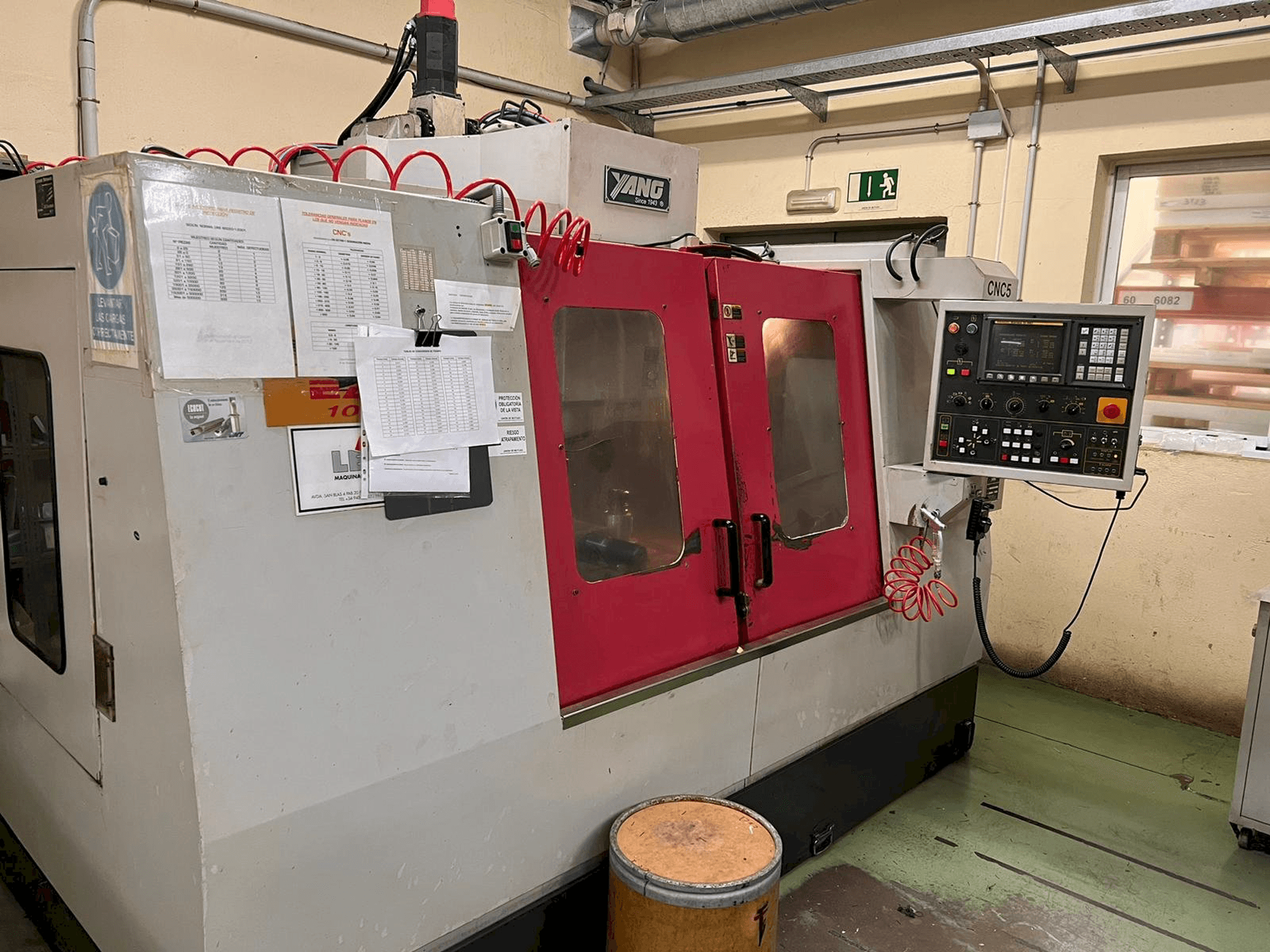 Čelní pohled na Yang SMV -1000 stroj