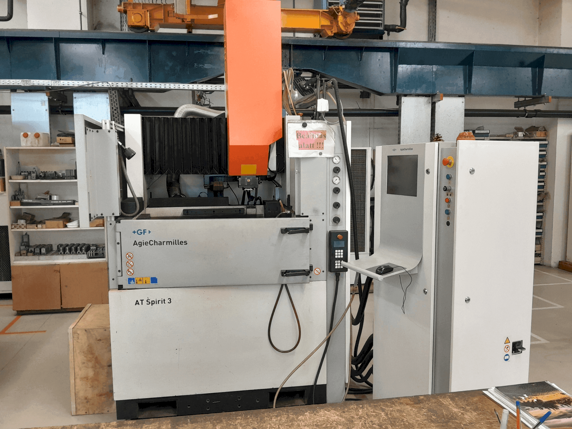 Čelní pohled na AgieCharmilles Spirit 3 stroj