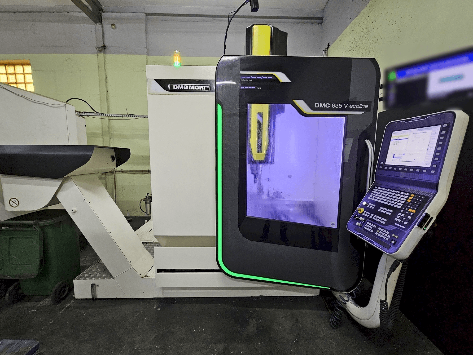 Čelní pohled na DMG MORI DMC 635V ecoline stroj