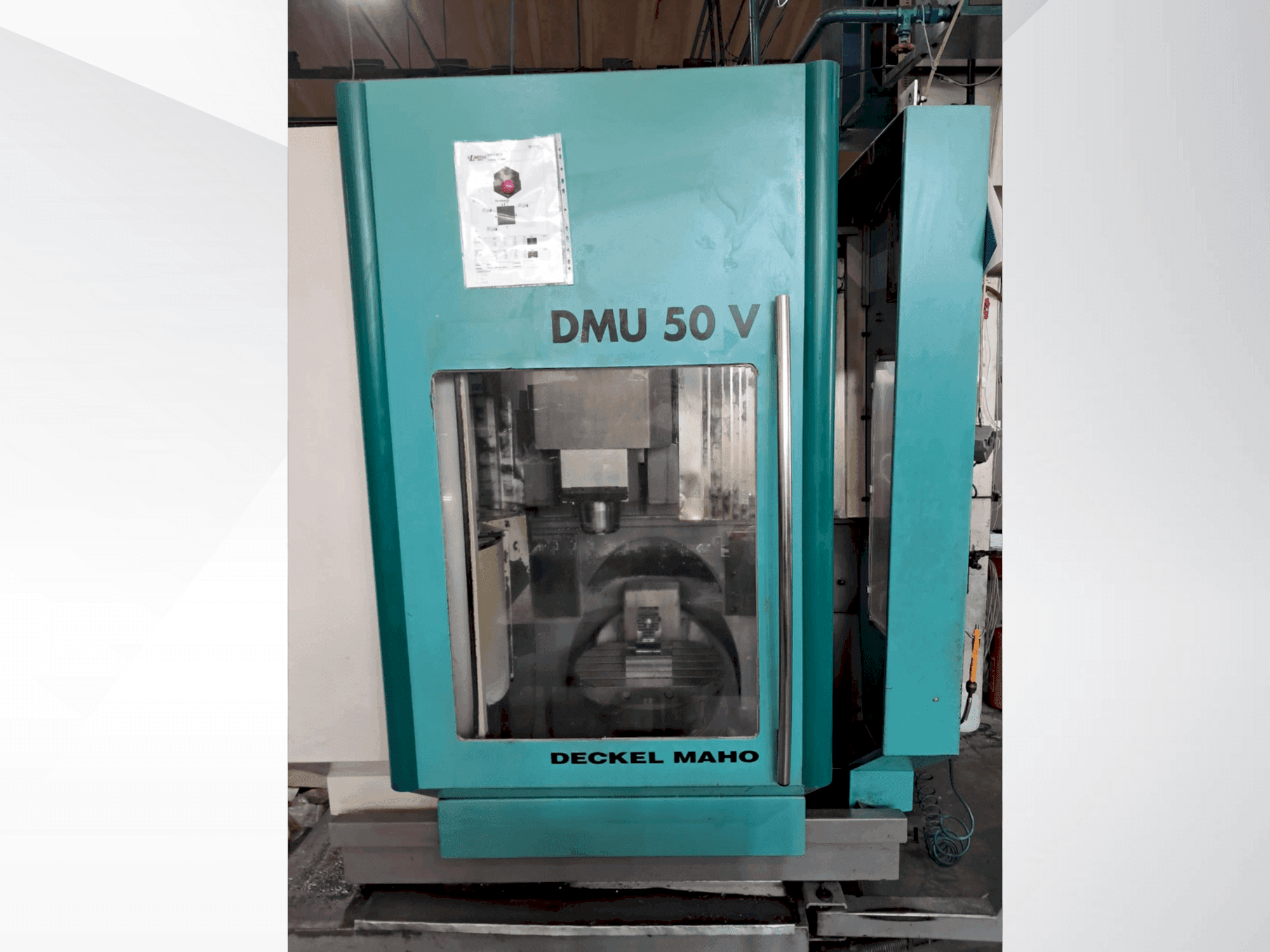 Čelní pohled na DECKEL MAHO DMU 50V stroj