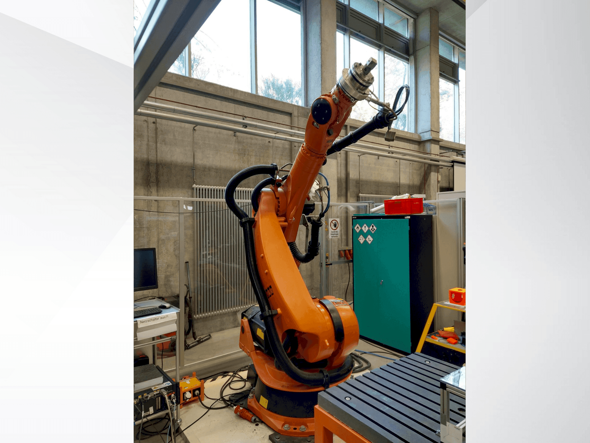 Čelní pohled na KUKA KR 240-2 2000 stroj