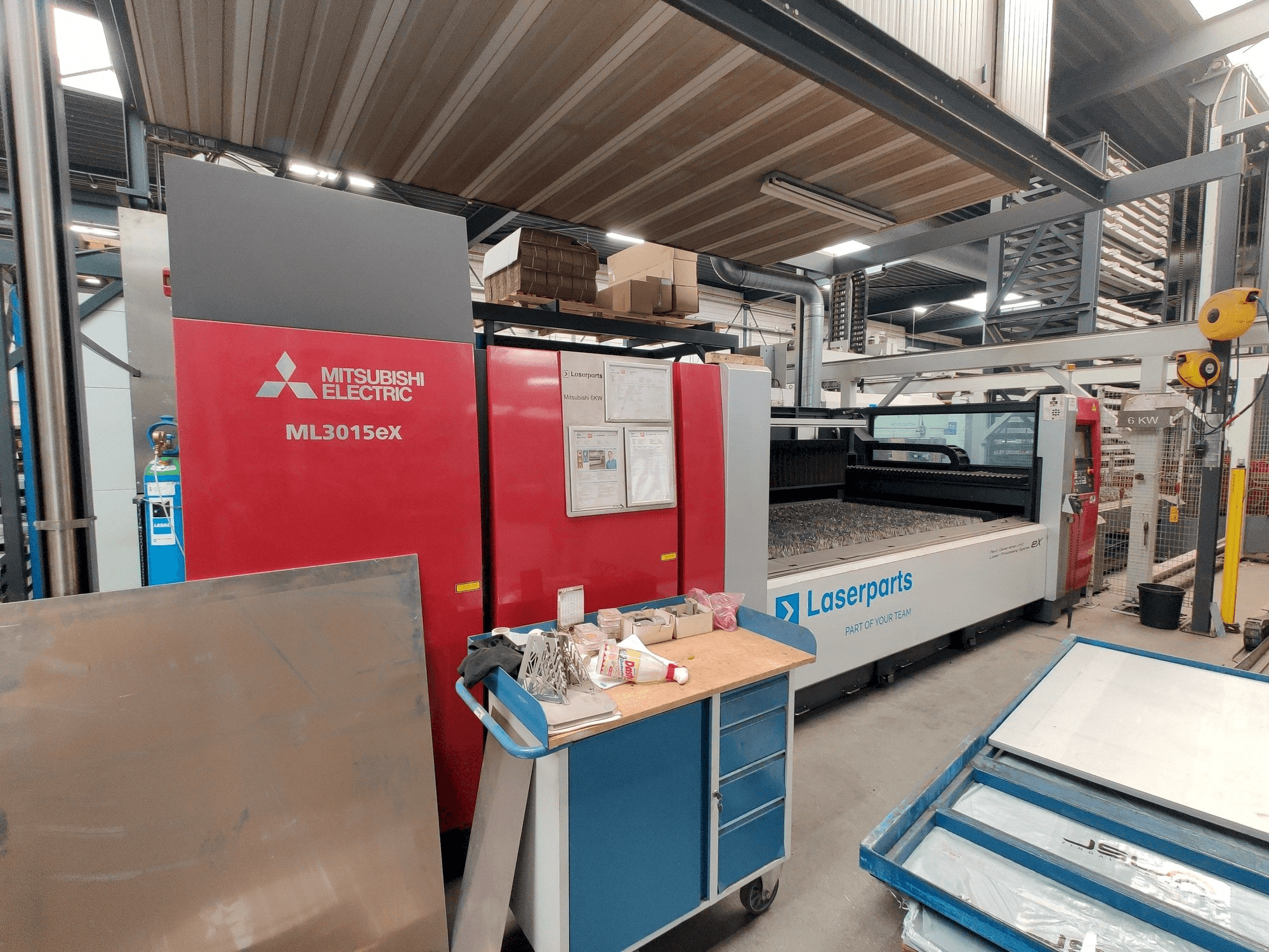 Levý pohled na Mitsubishi ML3015eX(S2)-60XF stroj