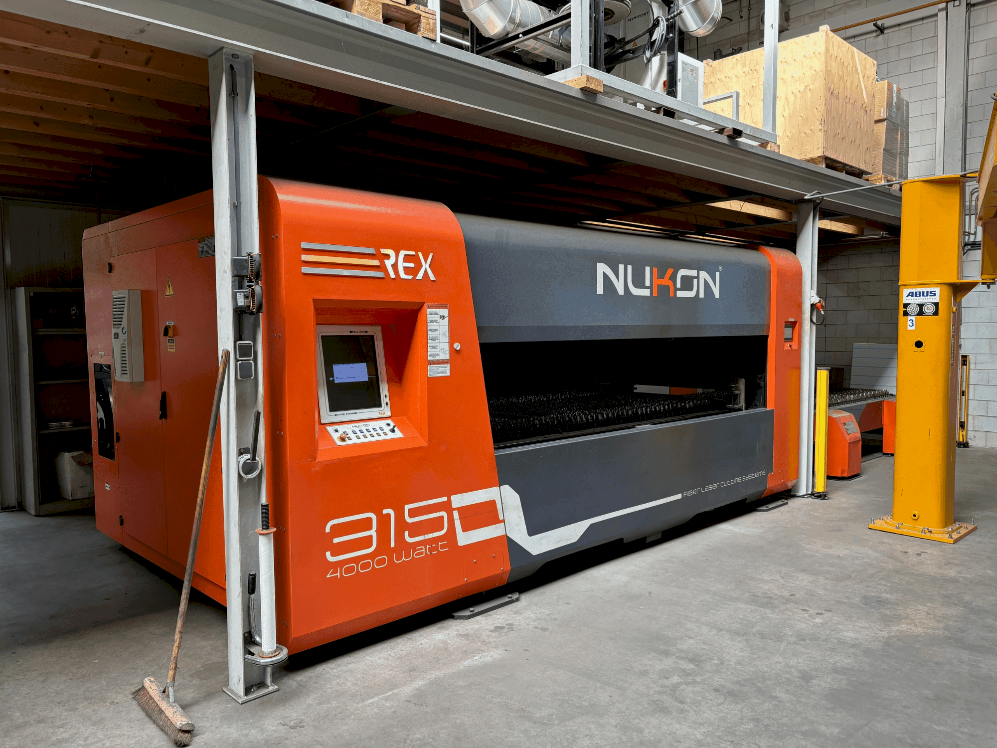 Čelní pohled na NUKON REX PP 315 4kW stroj