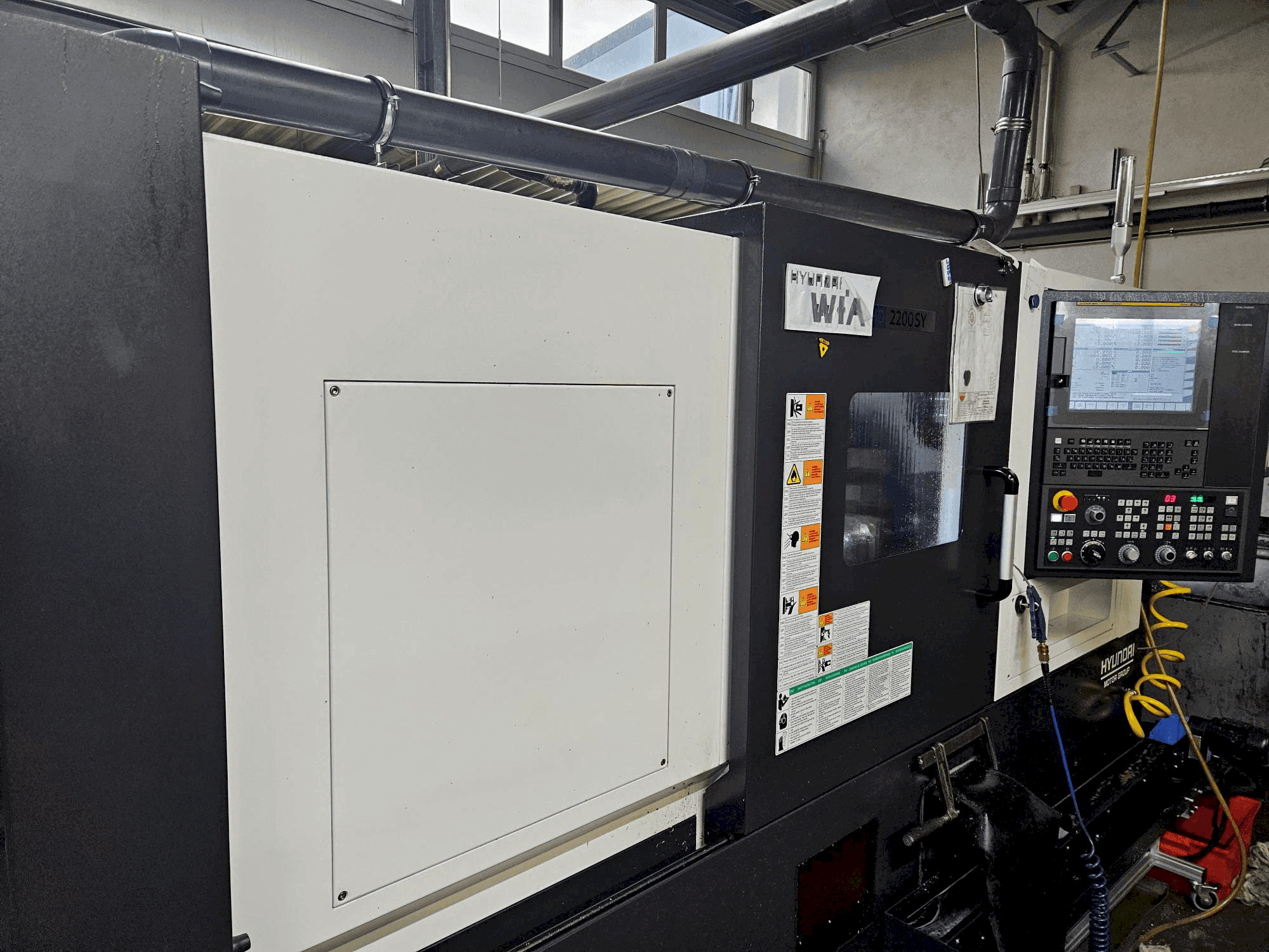 Čelní pohled na Hyundai HD2200SY stroj