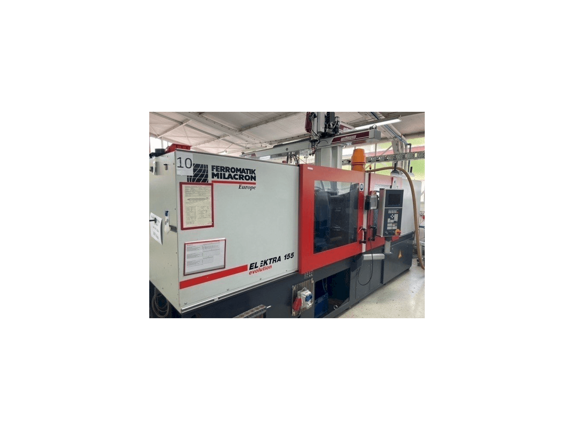 Čelní pohled na FERROMATIK MILACRON EE 155 stroj