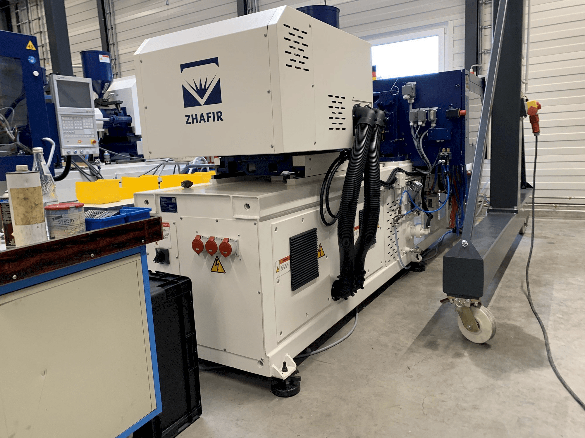 Levý boční pohled na ZHAFIR ZERES 600 Haitian stroj