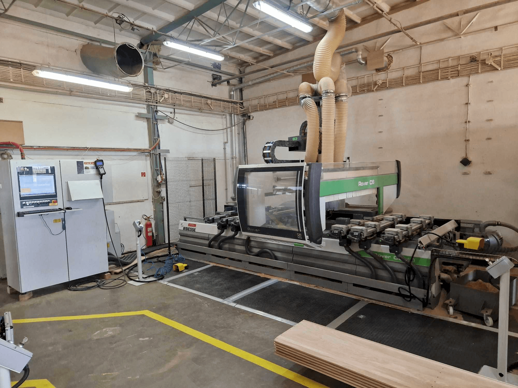 Čelní pohled na BIESSE ROVER C6.40 stroj
