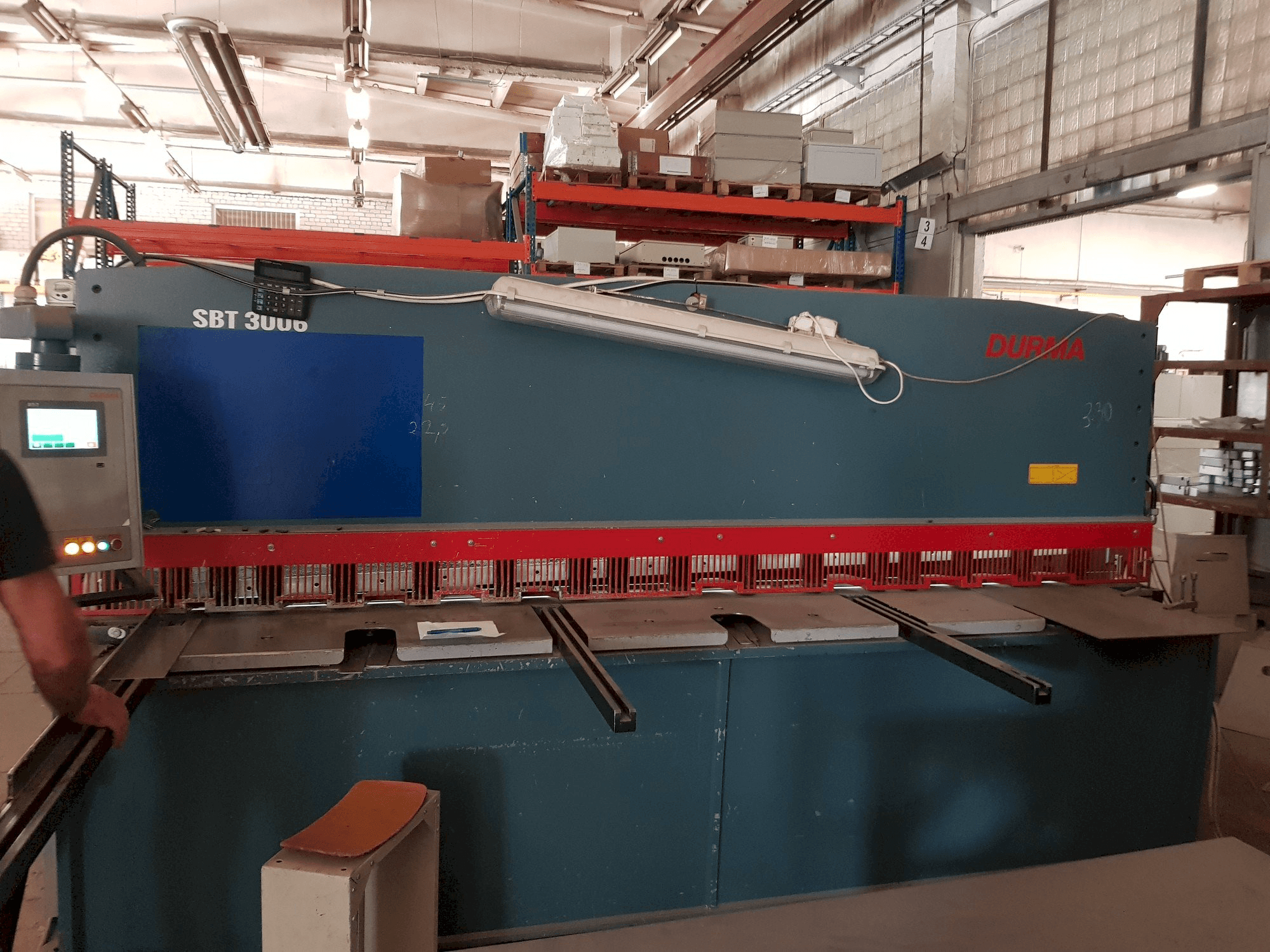 Čelní pohled na Durma SBT 3006 stroj