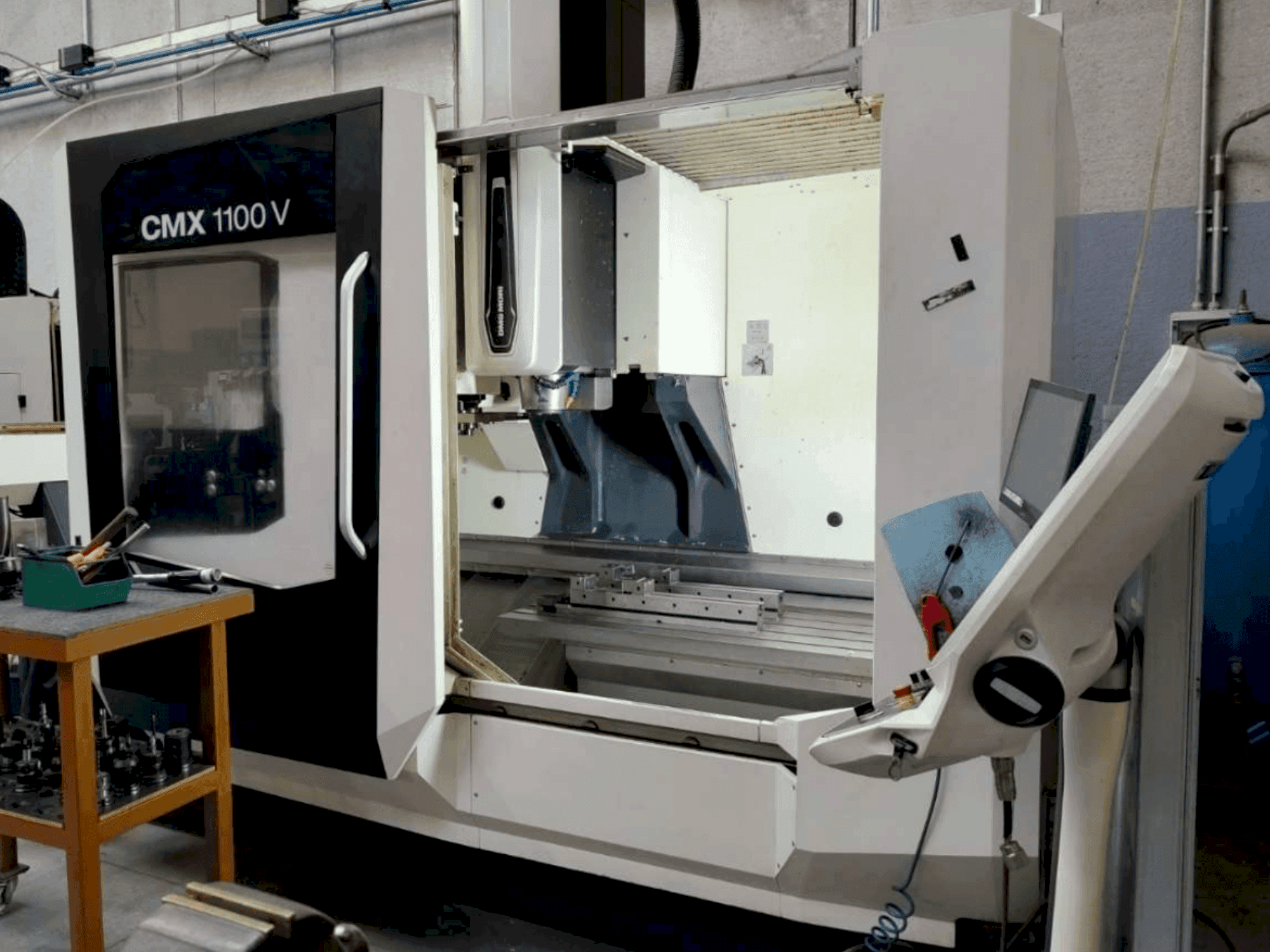 Čelní pohled na DMG MORI CMX 1100V stroj