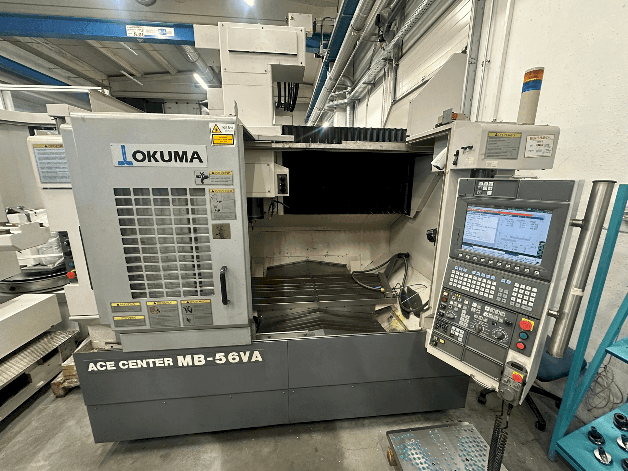 Čelní pohled na Okuma MB-56 VA stroj