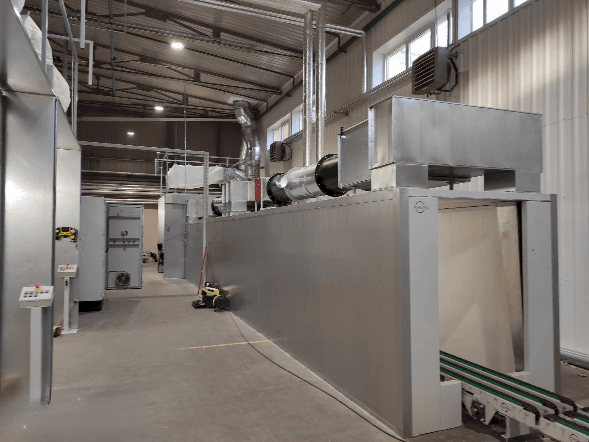 Boční pohled na WIKOMA LL001 stroj