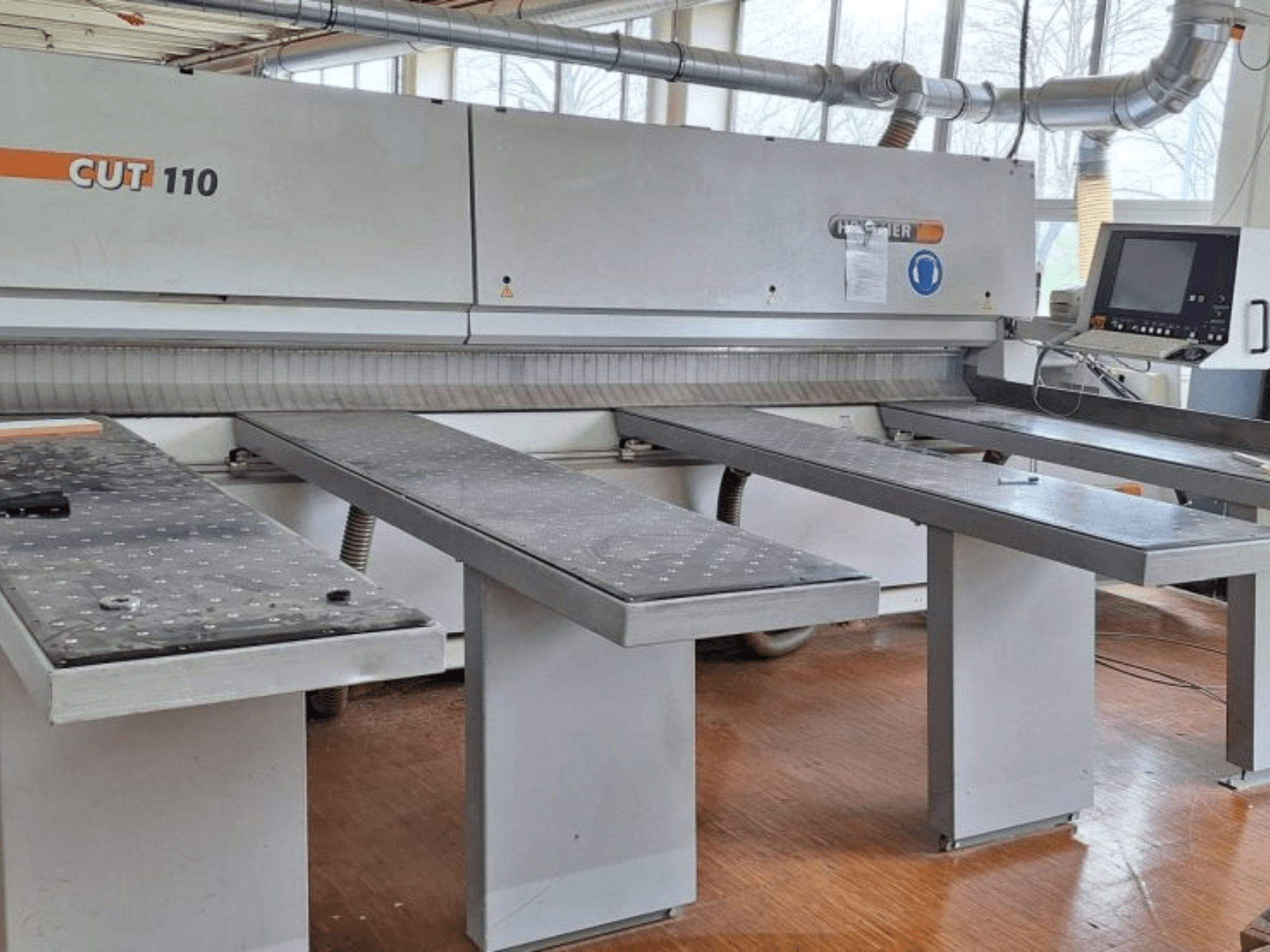 Panelová pila HOLZHER 6310 CUT 110 v čelním pohledu, se dvěma horizontálními stoly a digitálním ovládacím panelem.