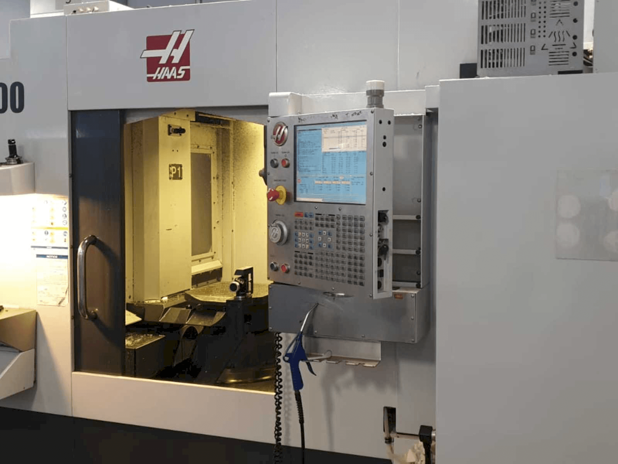 Čelní pohled na HAAS EC400 stroj