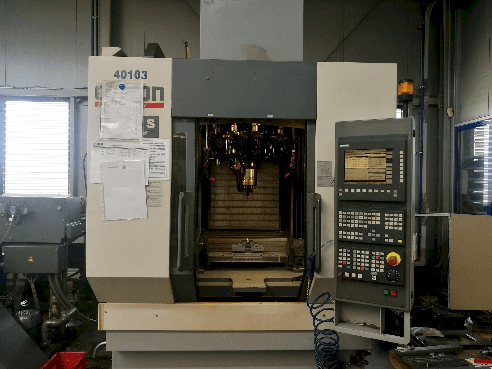 Čelní pohled na CHIRON FZ12S stroj