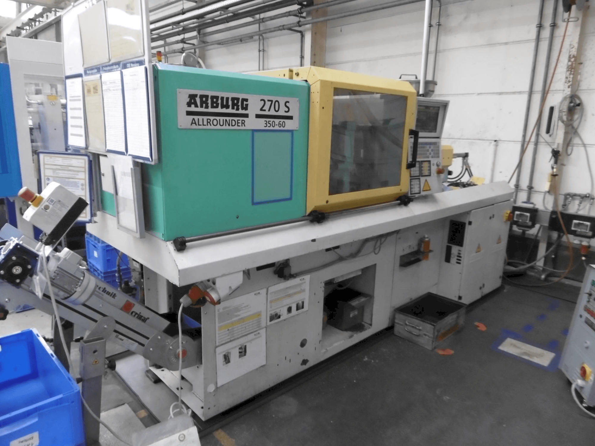 Čelní pohled na Arburg 270S-350-60 stroj