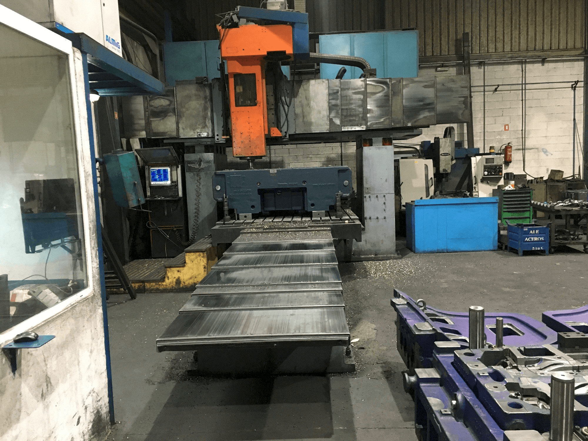 Čelní pohled na DYE FPF-2C-NC stroj