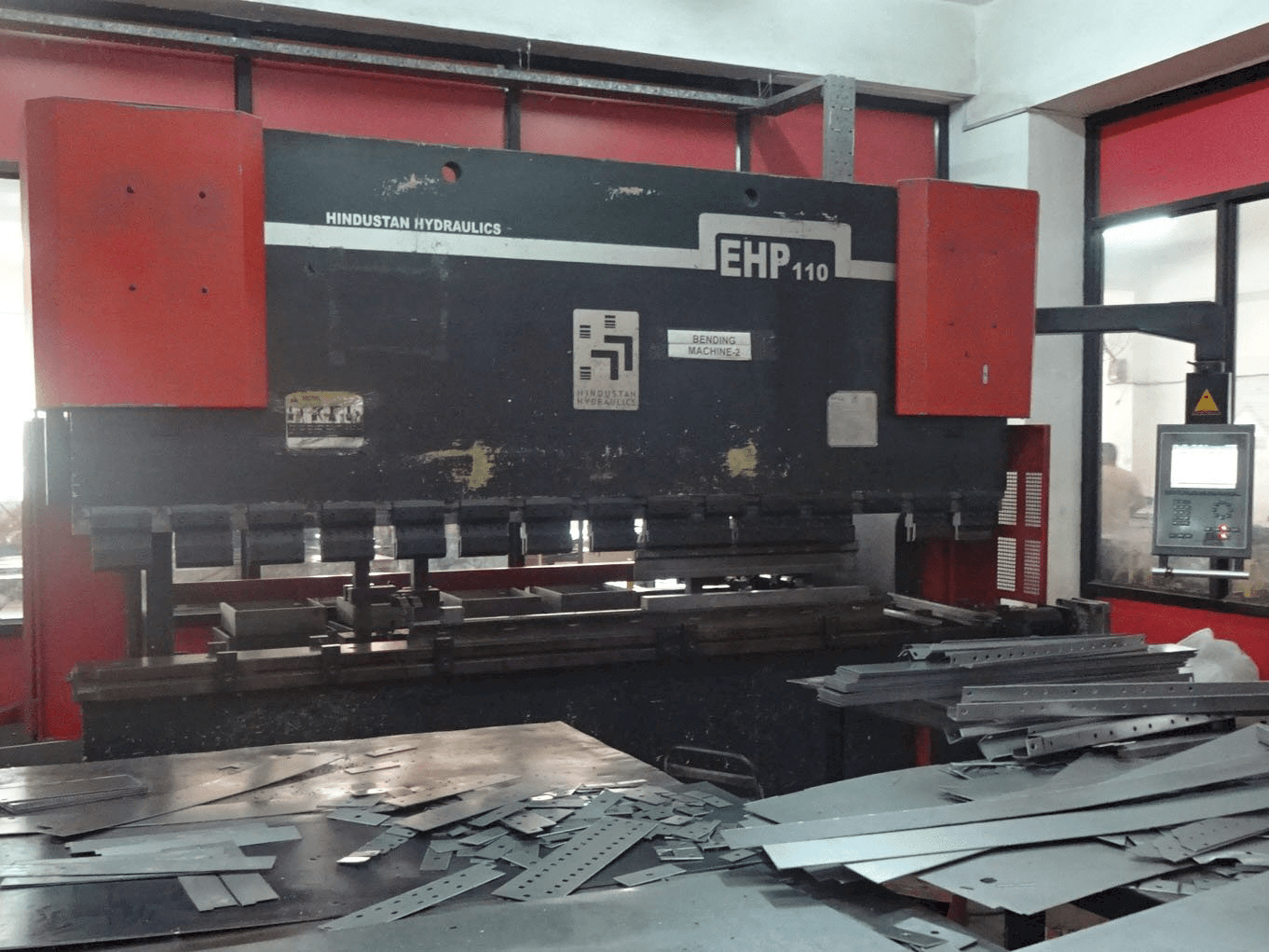 Čelní pohled na Hindustan Hydraulics EHP 110 stroj