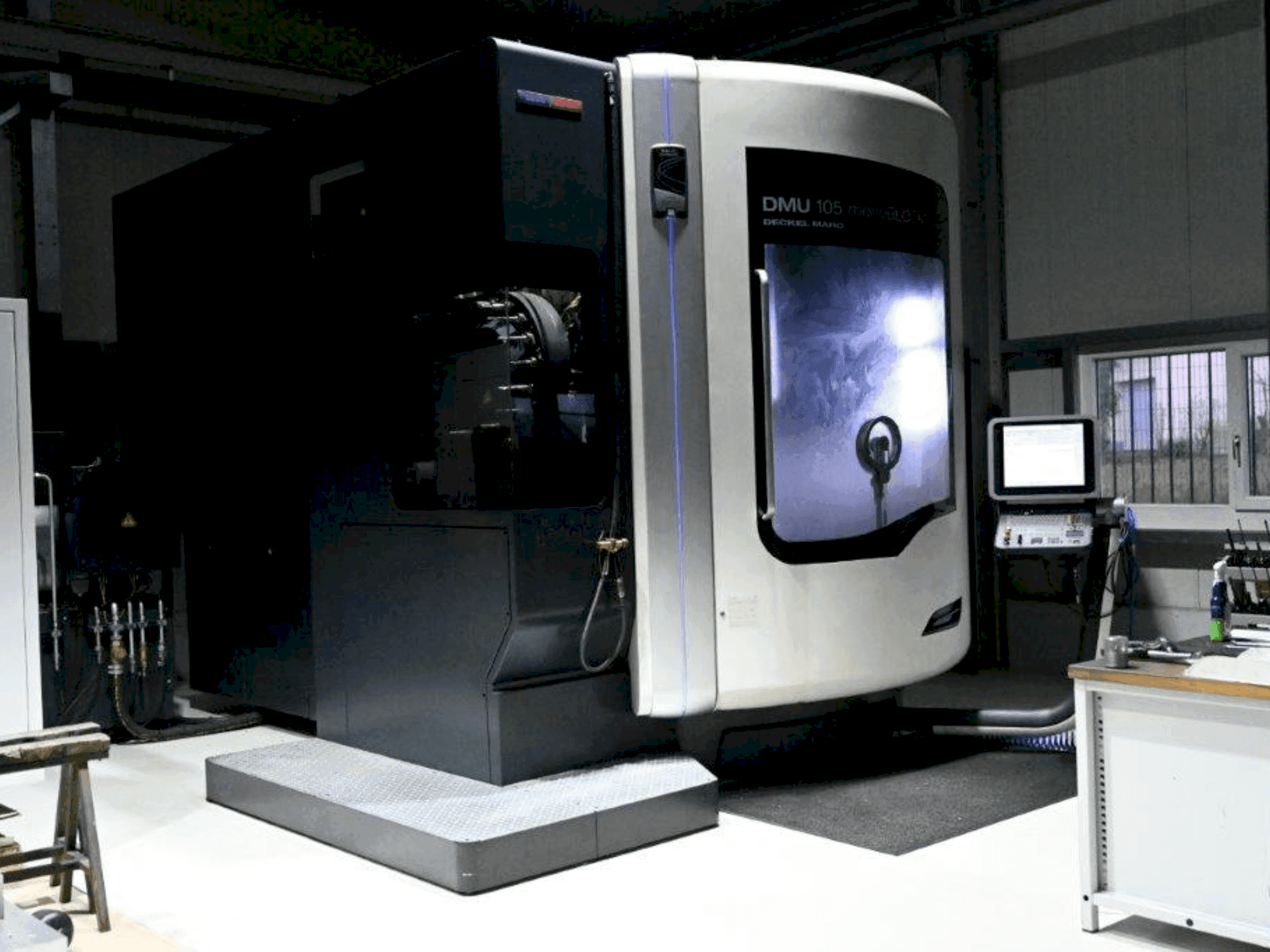 Čelní pohled na DMG DMU 105 MonoBlock stroj