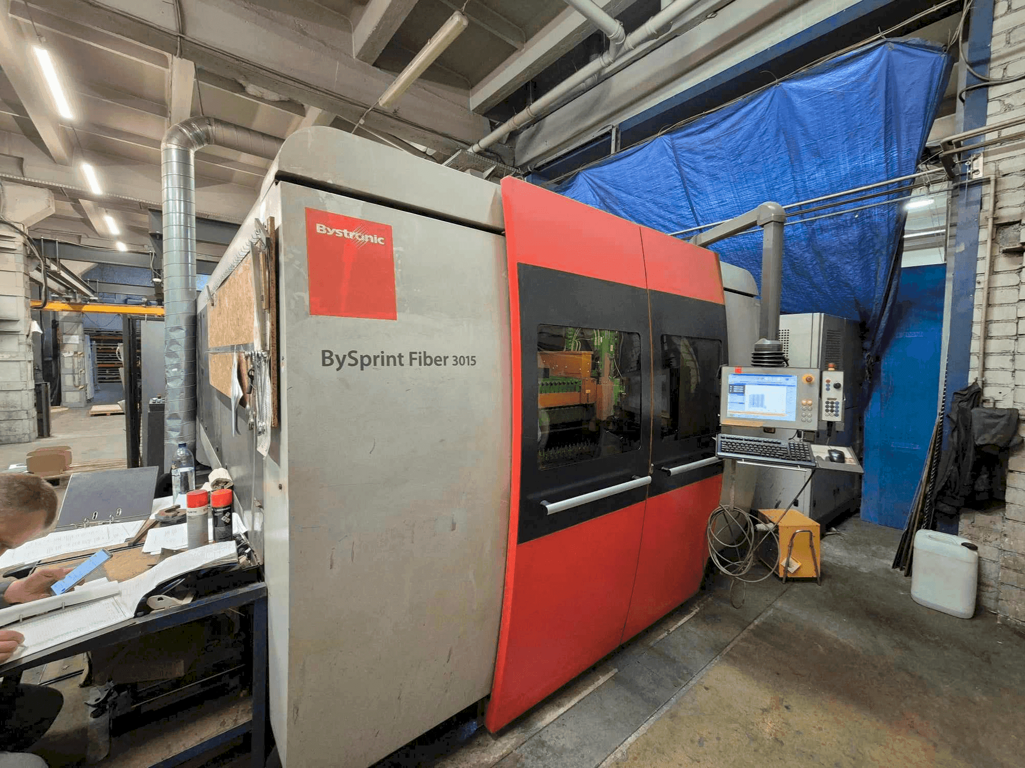 Čelní pohled na Bystronic Bysprint Fiber 3015 3kW stroj