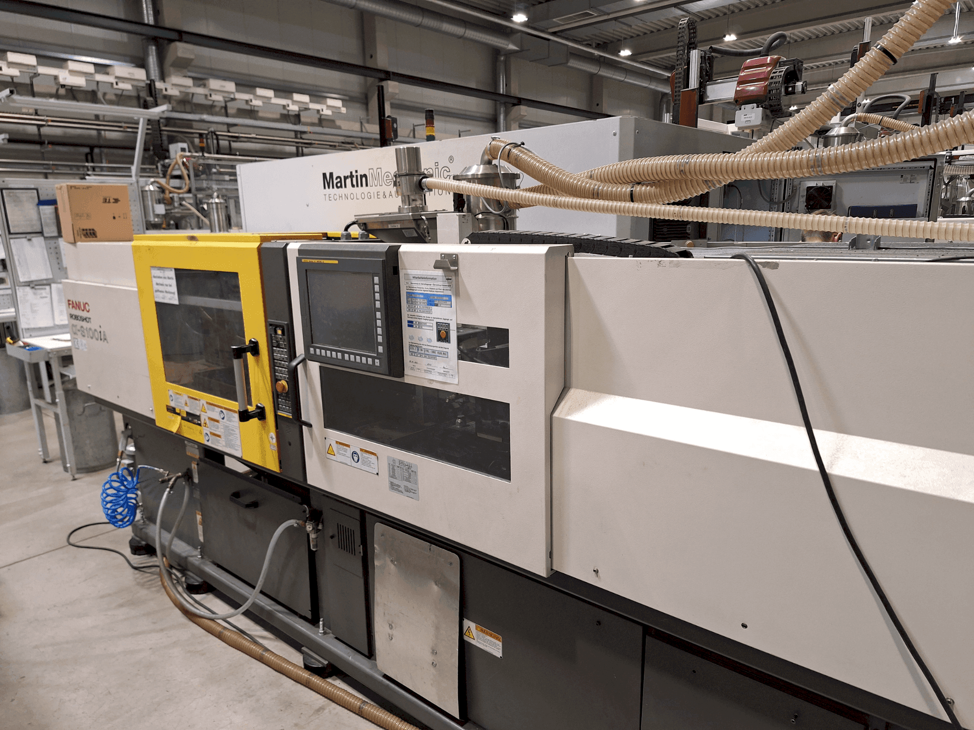 Čelní pohled na FANUC Roboshot S100iA stroj