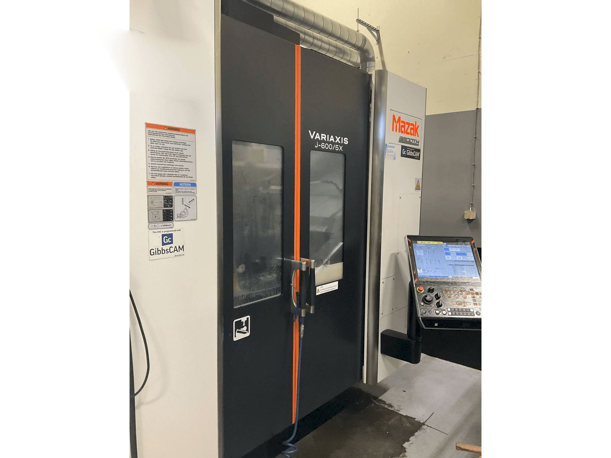 Čelní pohled na Mazak Variaxis J-600 stroj