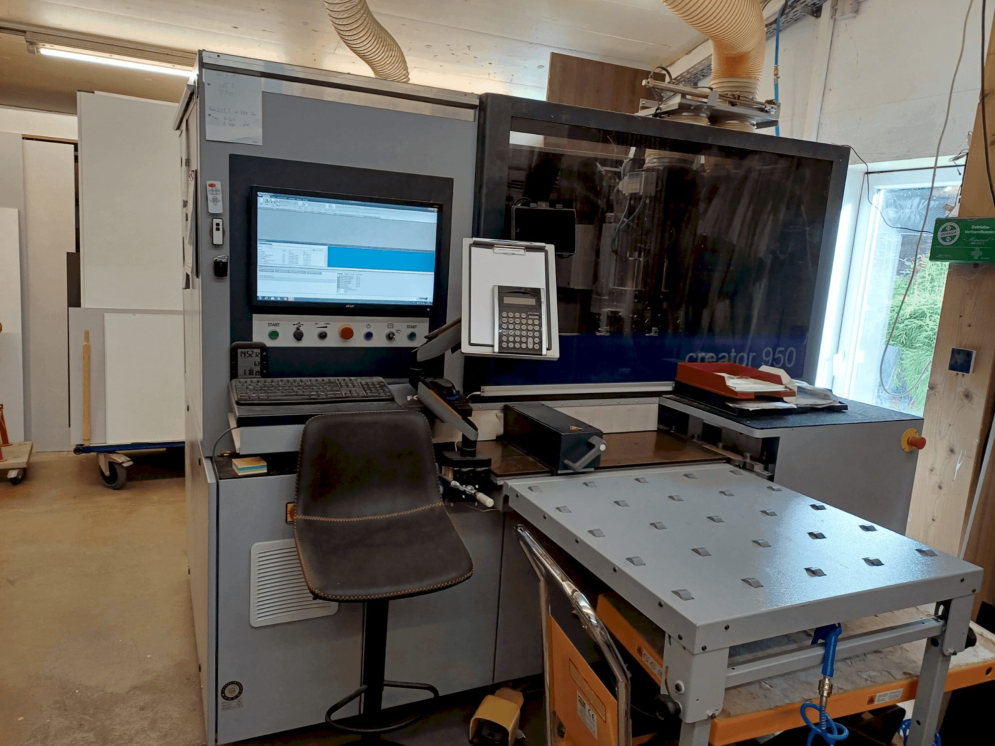 Čelní pohled na FORMAT4 CNC CREATOR 950 stroj