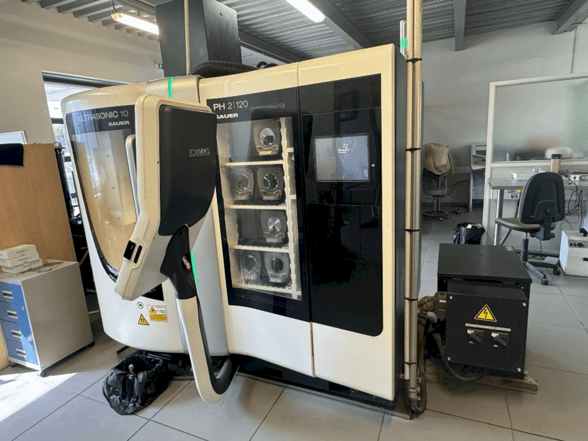 Čelní pohled na DMG ULTRASONIC 10/ DENTAL 10 stroj
