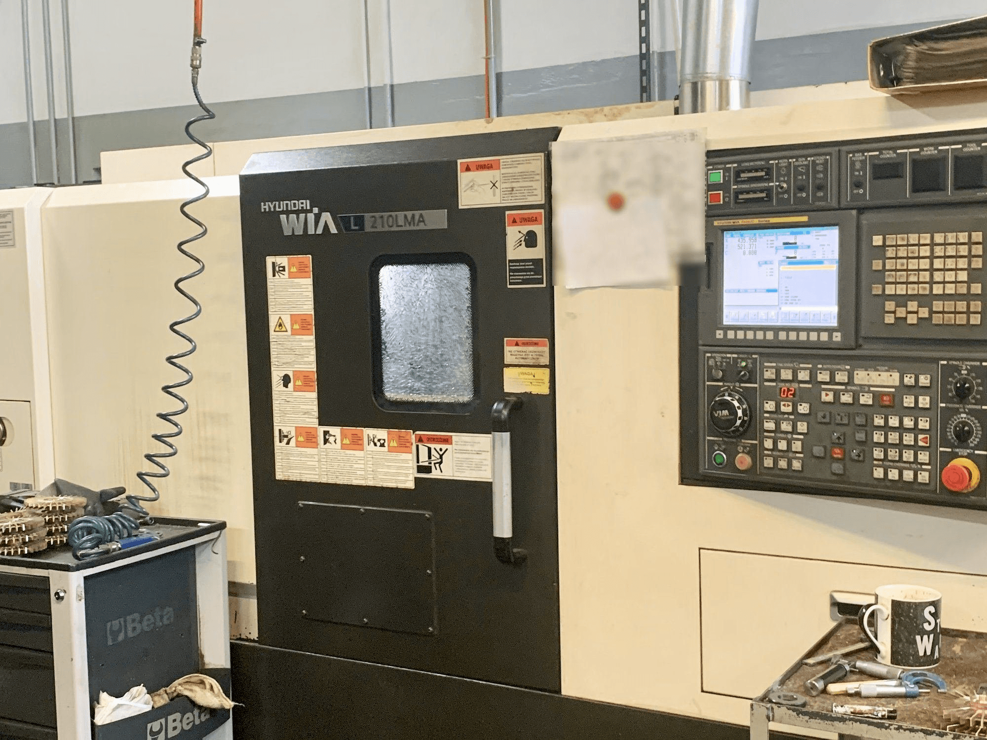 Čelní pohled na Hyundai Wia L210LMA stroj