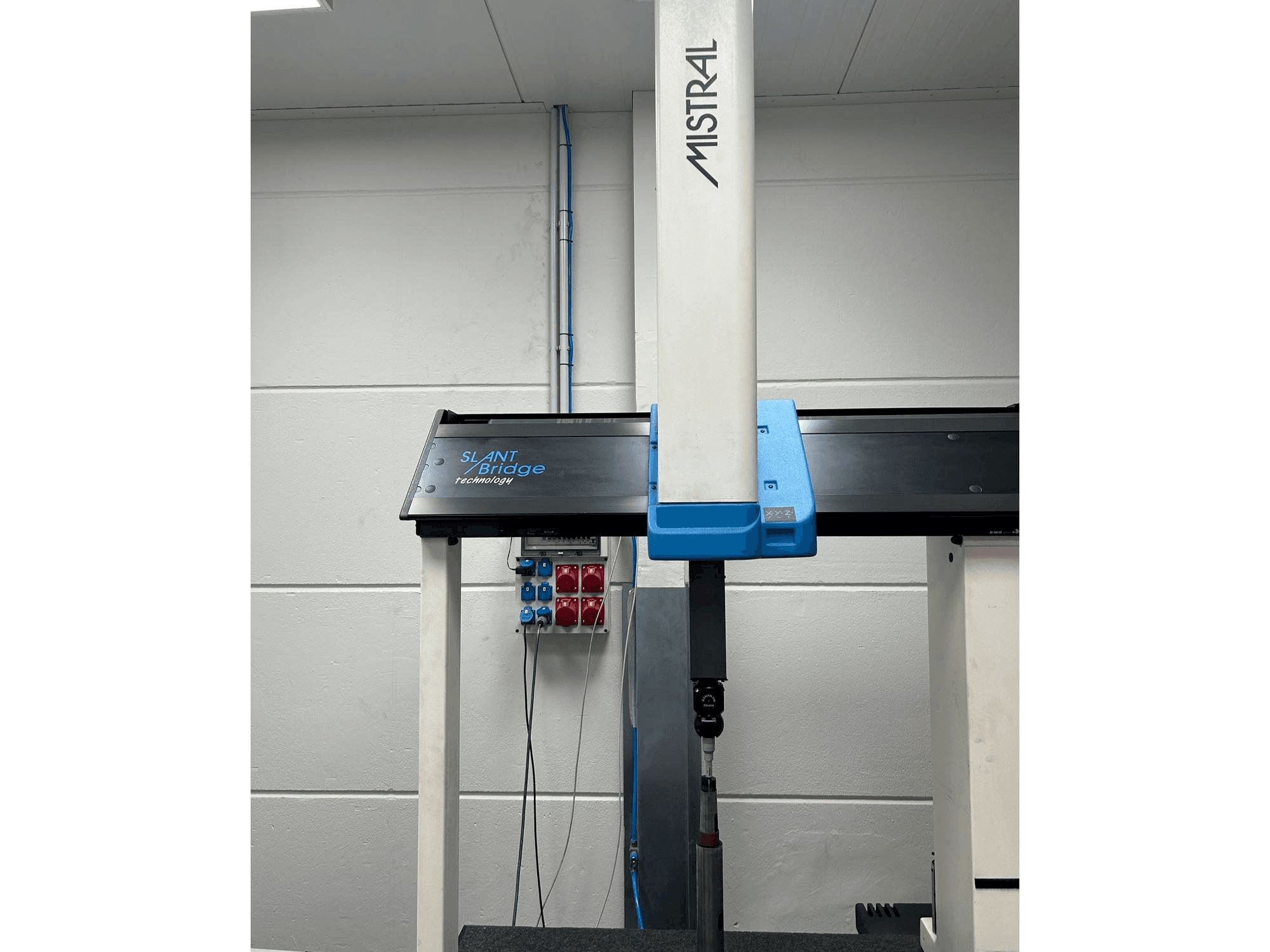 Čelní pohled na DEA Mistrall stroj