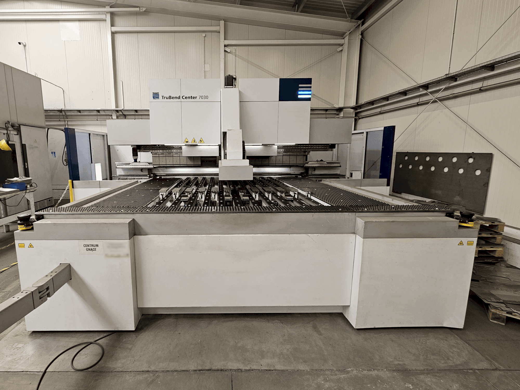 Čelní pohled na TRUMPF TruBend Center 7030 stroj
