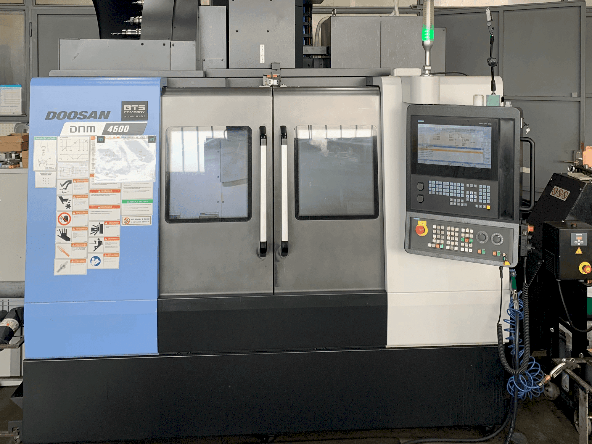 Čelní pohled na DOOSAN DNM 4500 stroj