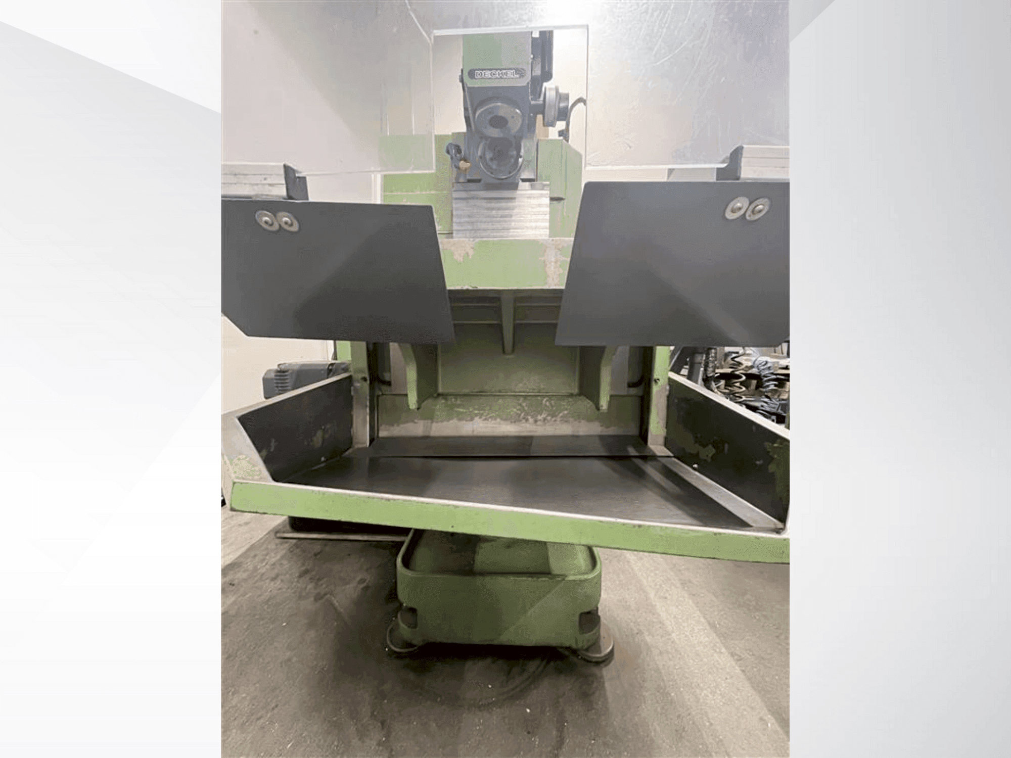 Čelní pohled na DECKEL FP2A stroj