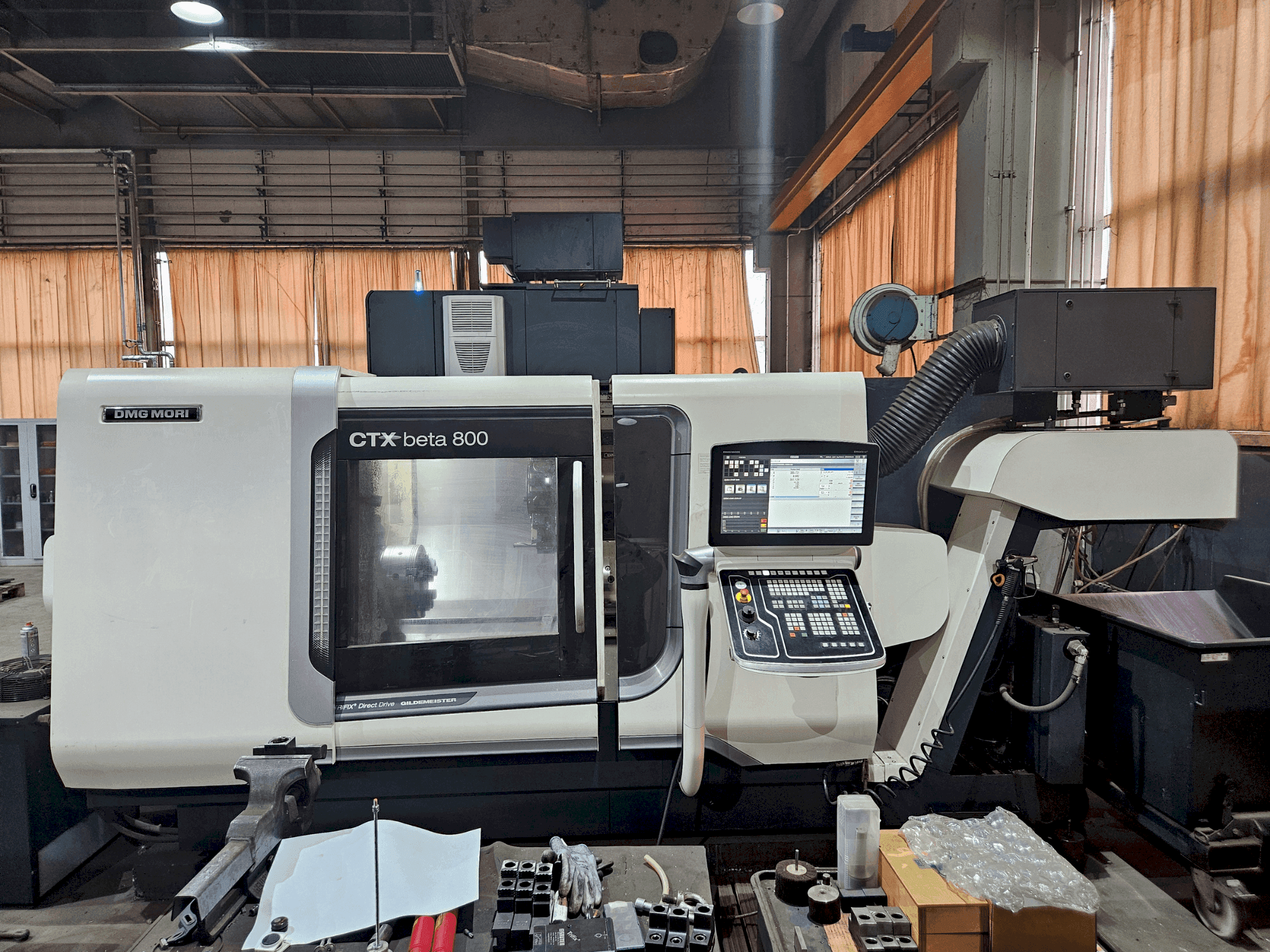 Čelní pohled na DMG MORI CTX beta 800 stroj