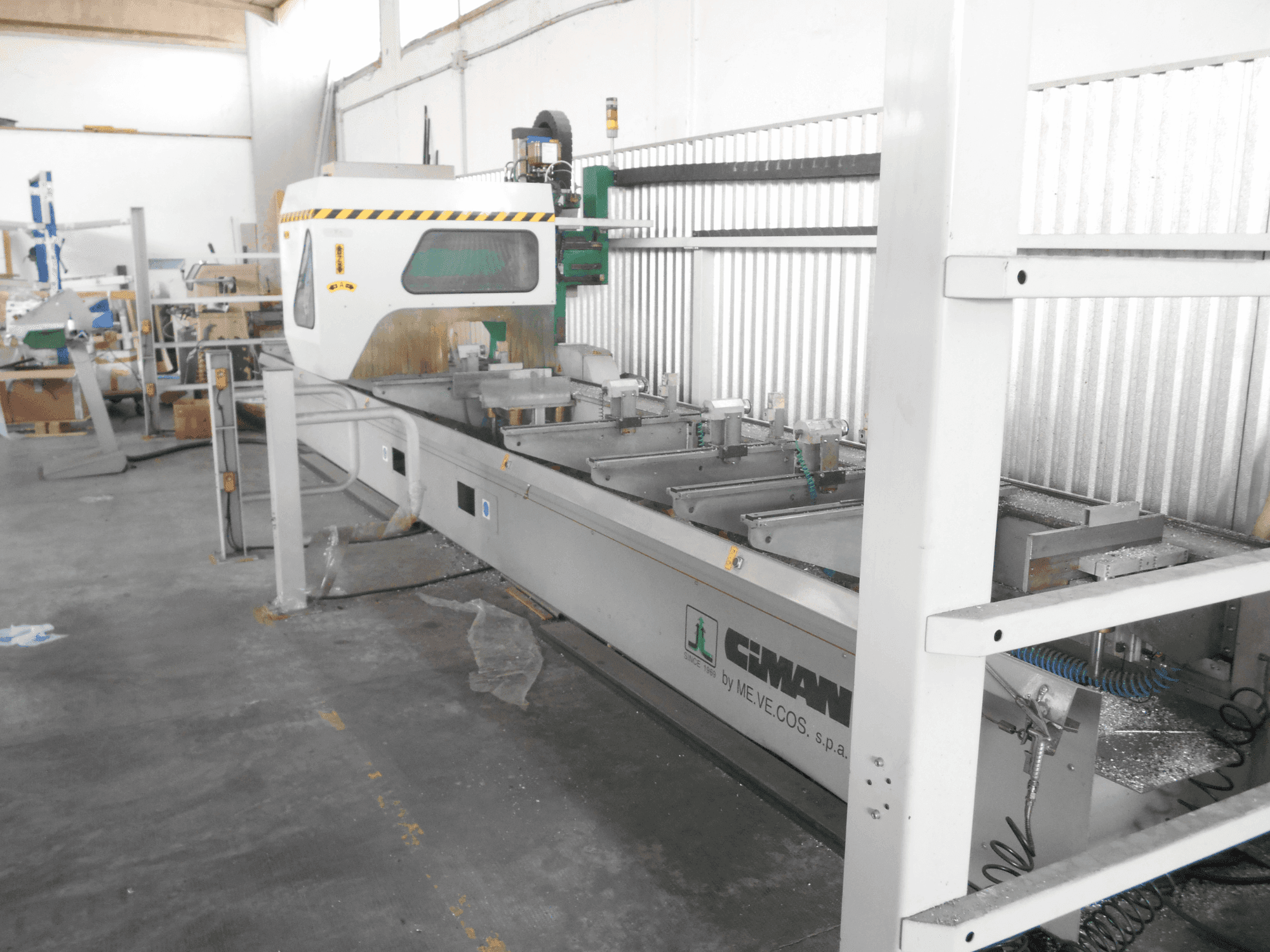 Čelní pohled na CIMAN Mizak 6.7 twin stroj