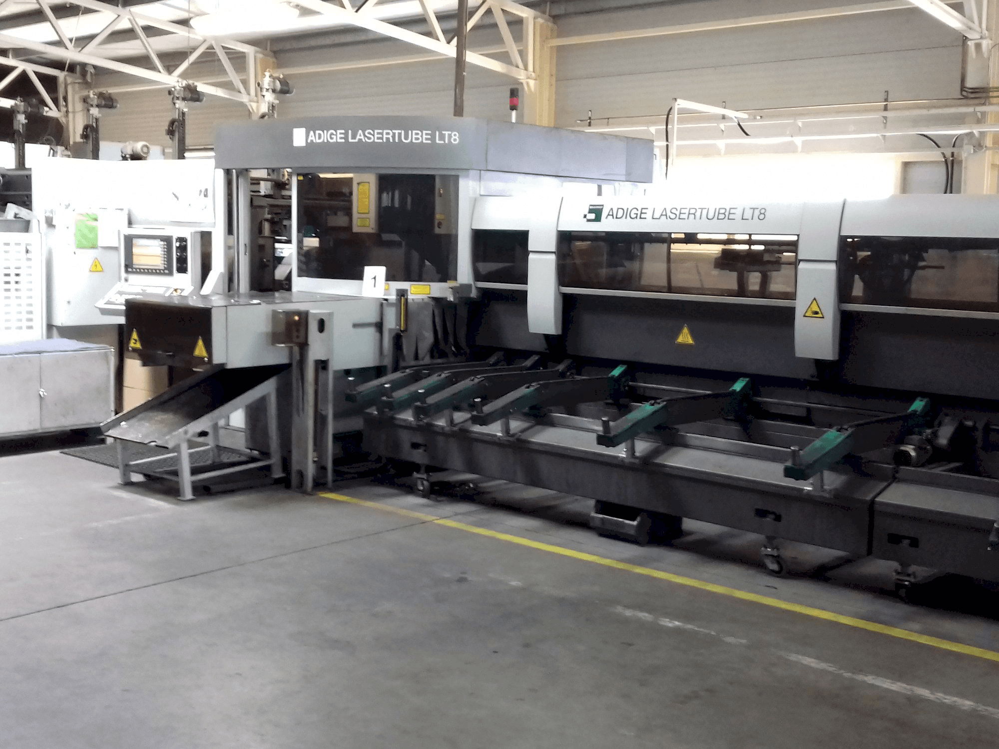 Čelní pohled na ADIGE LT 8 stroj