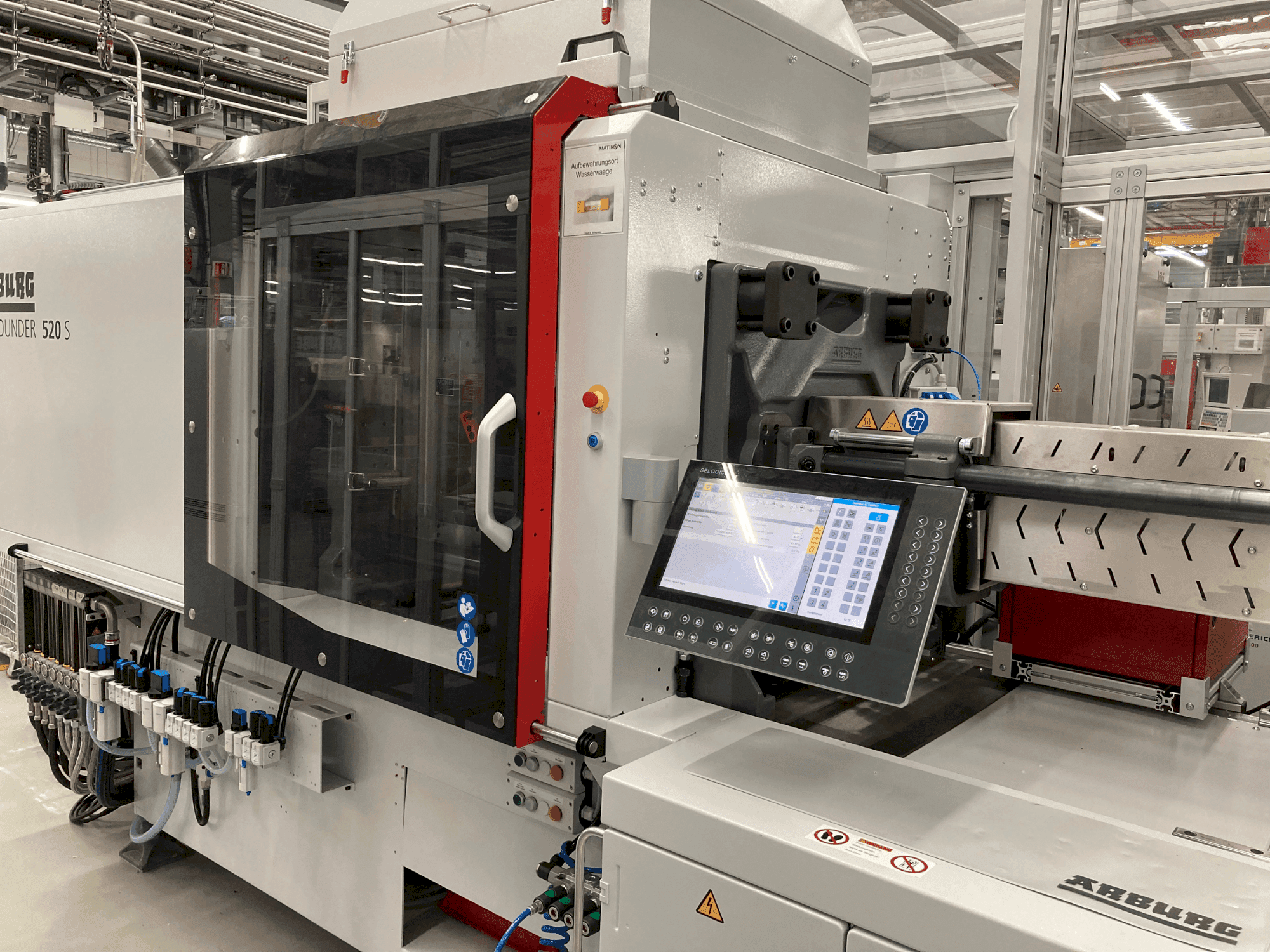 Čelní pohled na Arburg Allrounder 520 S 1600-400 stroj