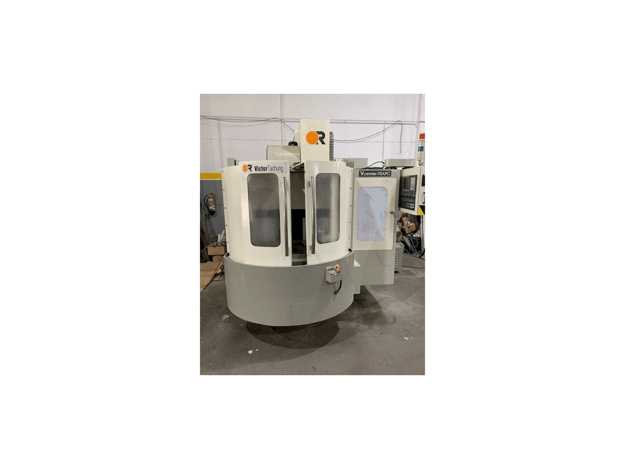 Čelní pohled na Victor Vcenter-70APC stroj