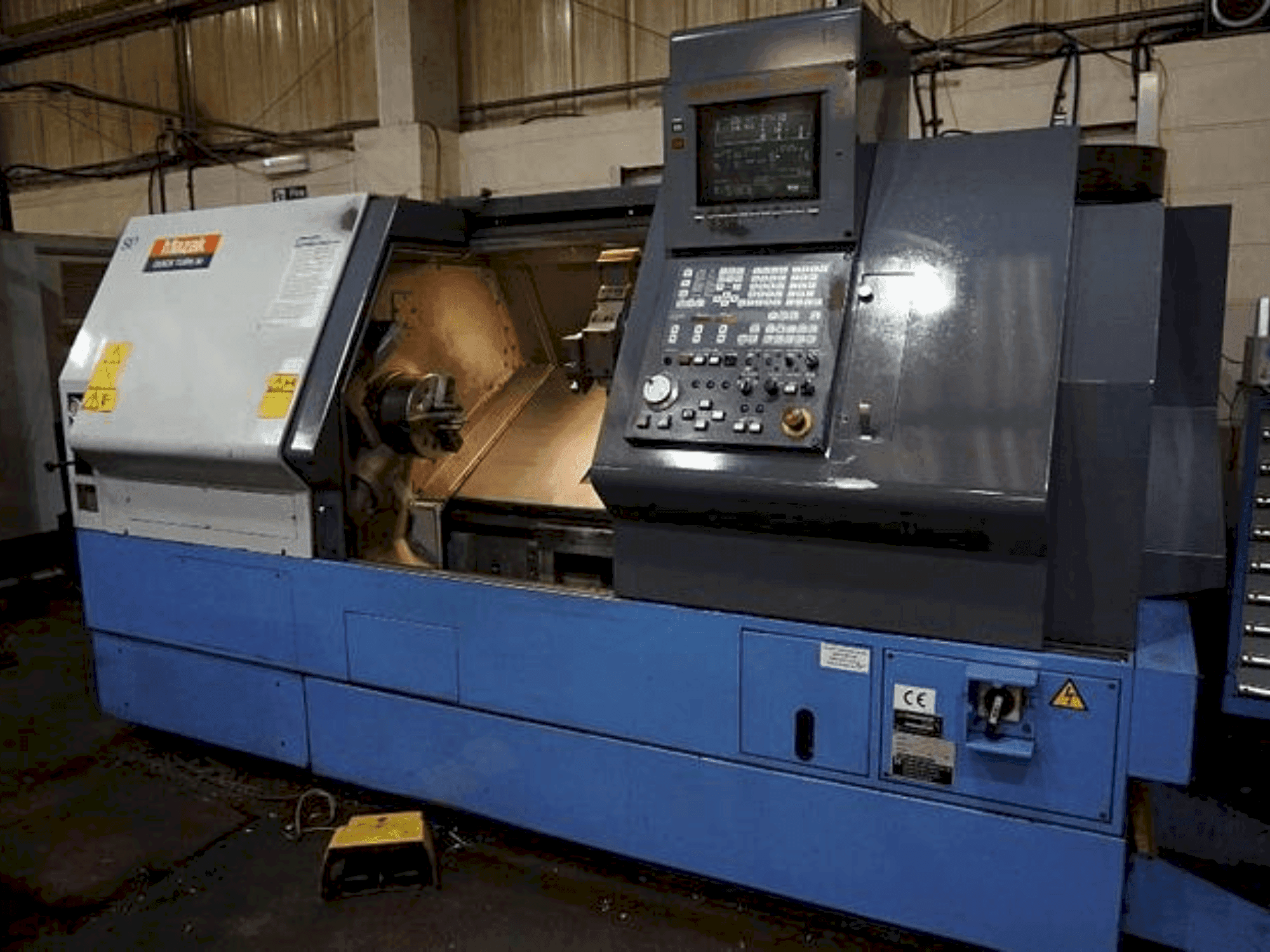 Čelní pohled na Mazak QT30 stroj