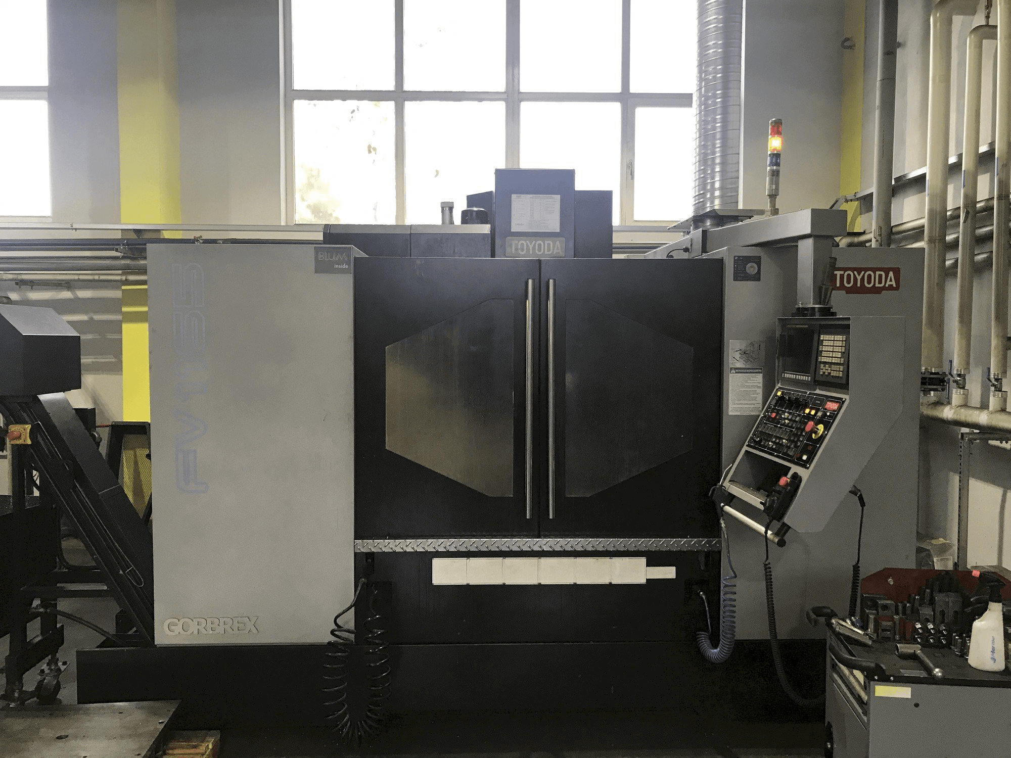 Čelní pohled na TOYODA FV1165 stroj