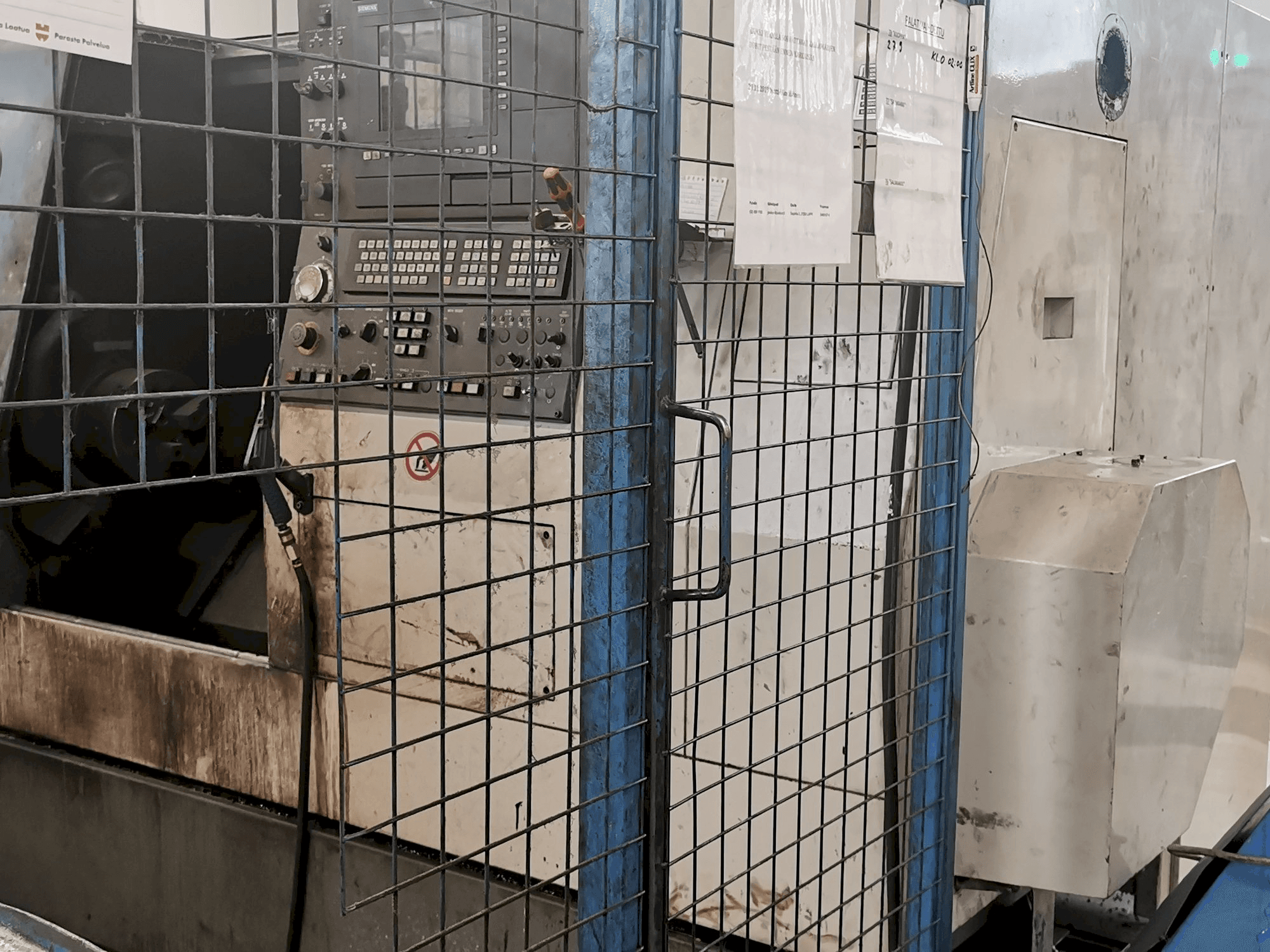 Čelní pohled na Hyundai HIT 250 S stroj