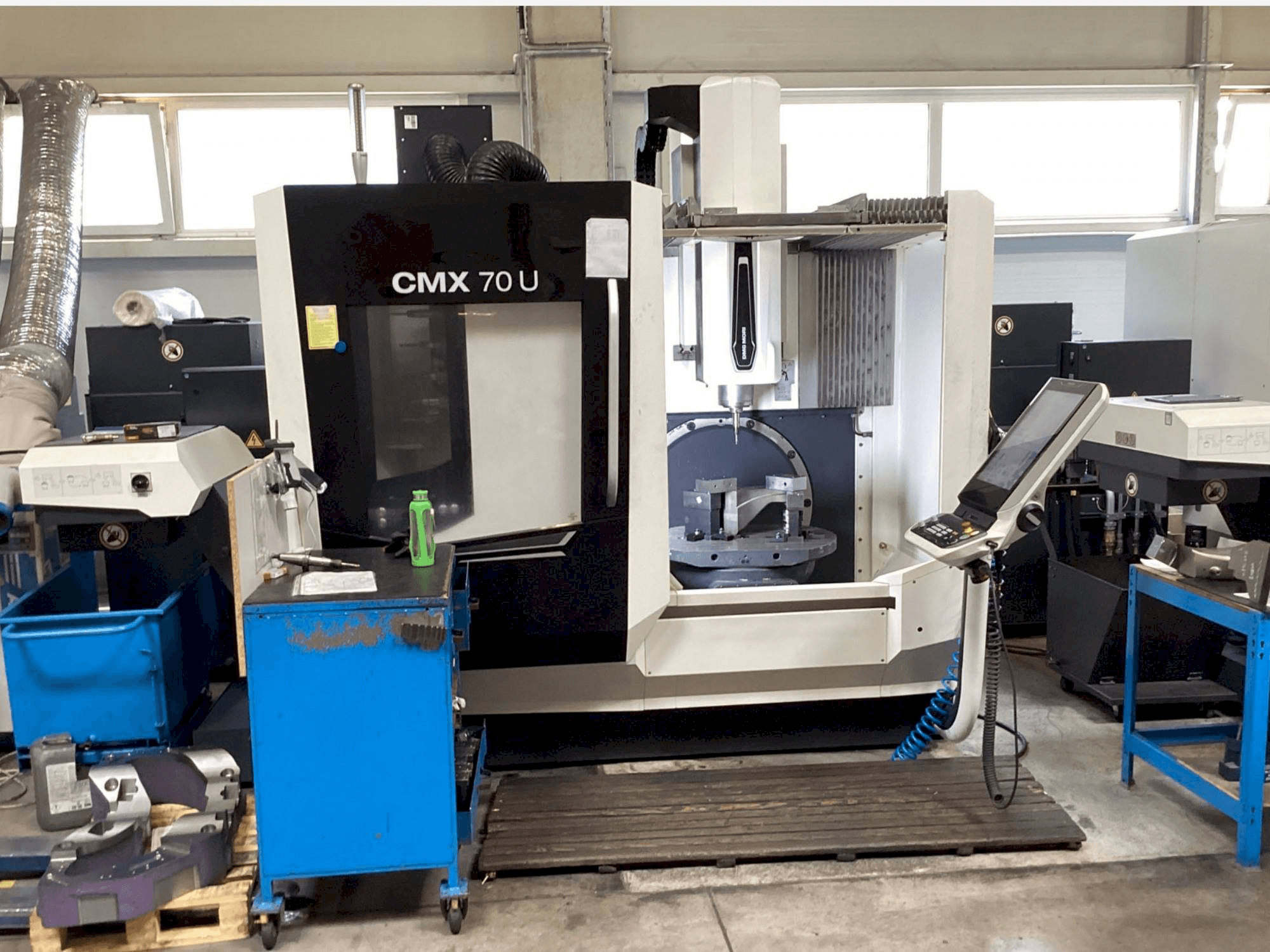 Čelní pohled na DMG MORI CMX 70U stroj