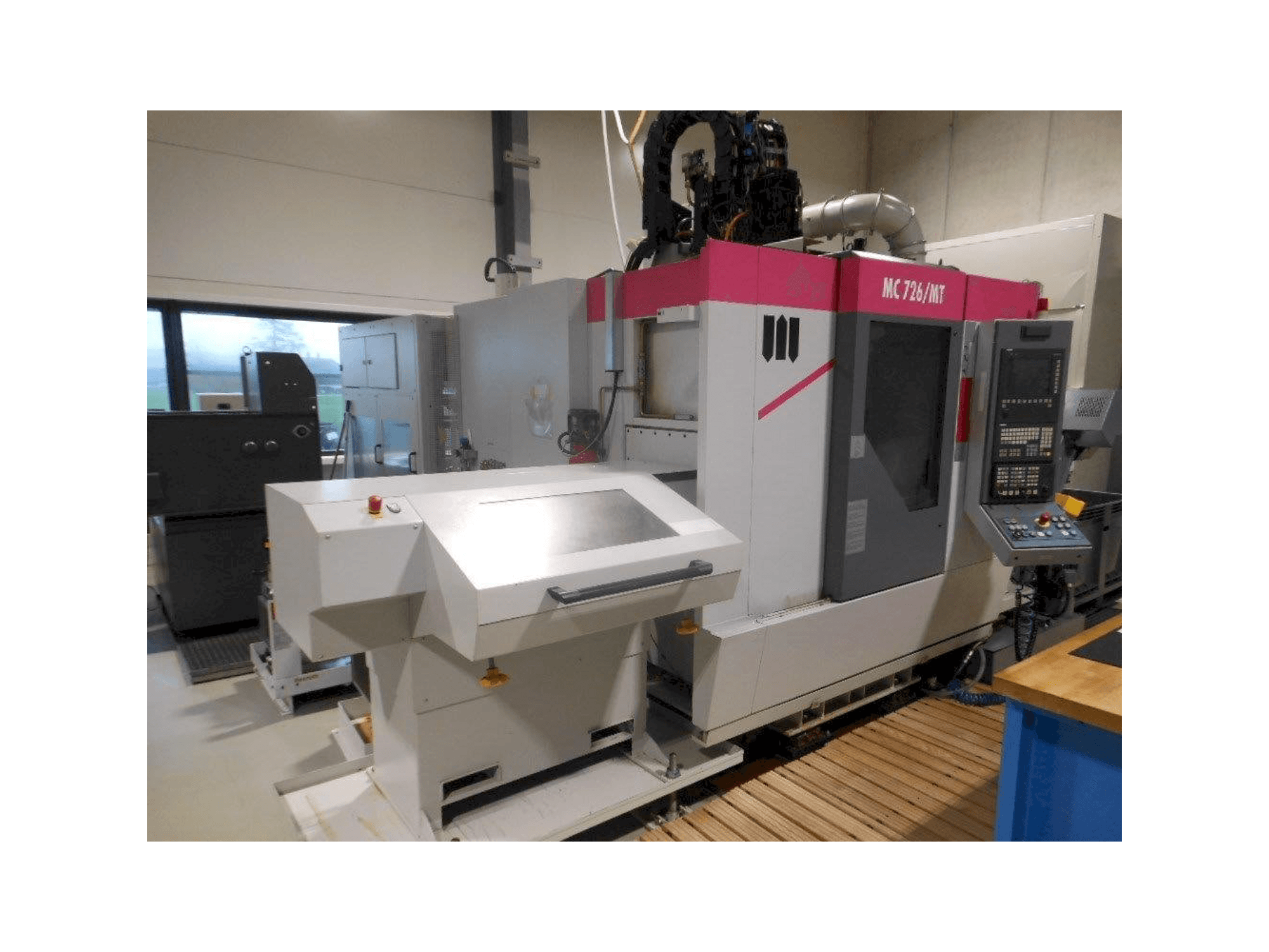 Čelní pohled na STAMA MC 726 stroj